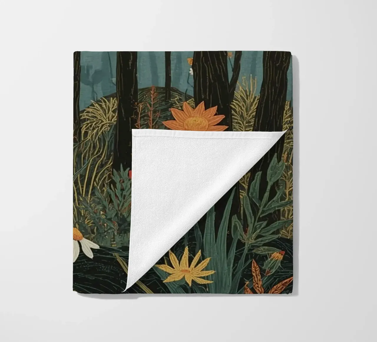 Scena di foresta con alberi, luna e fiori telo mare da DesignDoodle