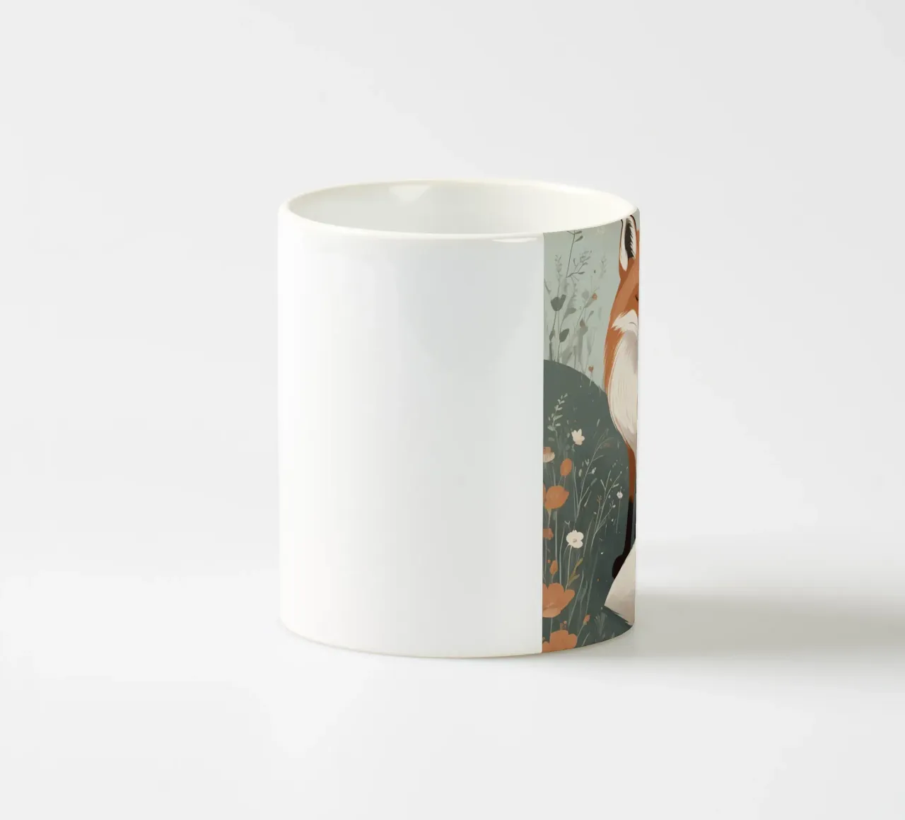 Volpe addormentata in un campo di fiori selvatici tazza in ceramica da DesignDoodle