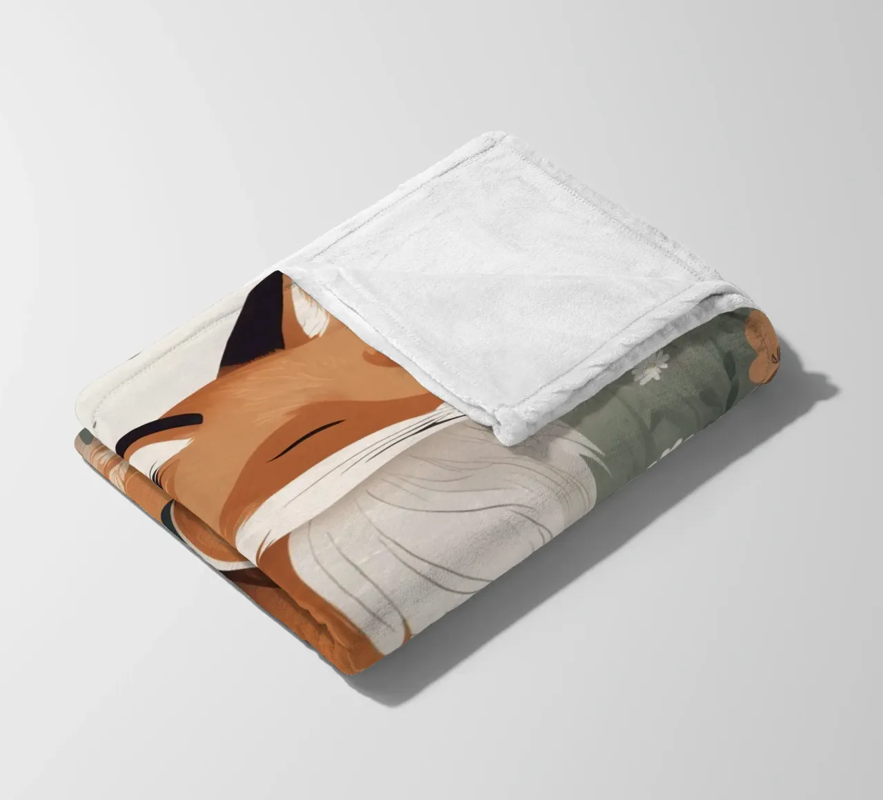 Volpe carina che dorme in un prato di erba alta coperta in pile da DesignDoodle