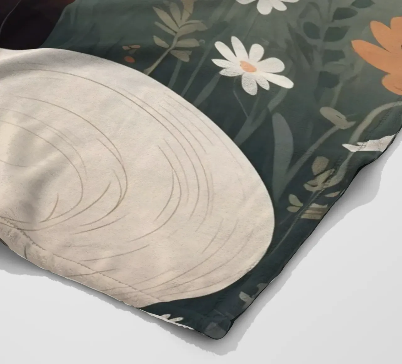 Volpe carina che dorme in un prato di erba alta coperta in pile da DesignDoodle