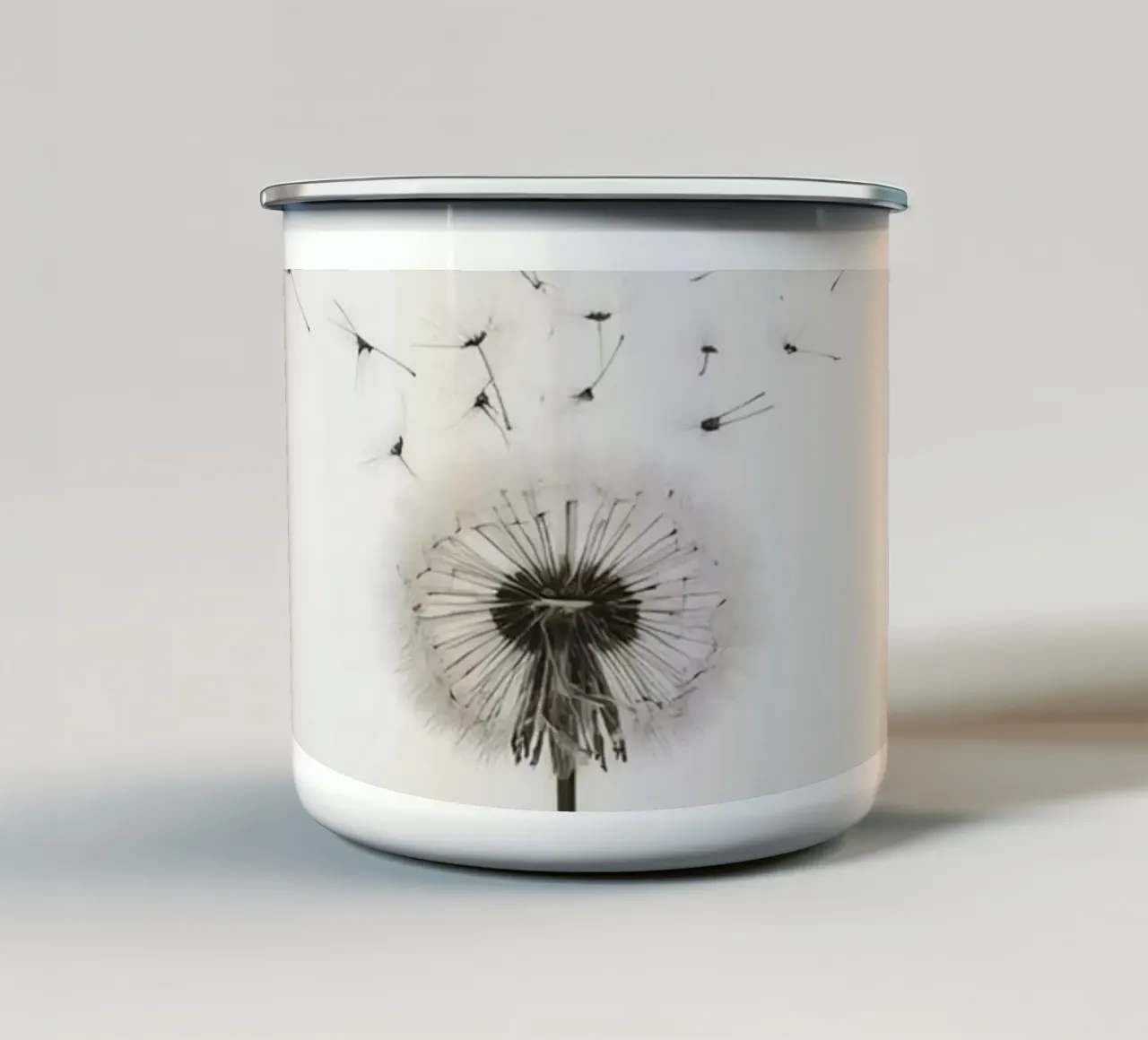 Mano che tiene il dente di leone con semi volanti tazza in smalto da DesignDoodle