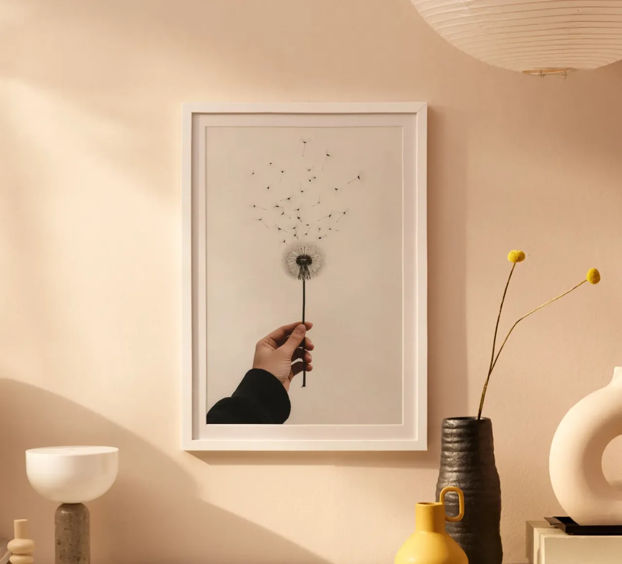 Mano que sostiene un diente de león con semillas voladoras hahnemühle de DesignDoodle