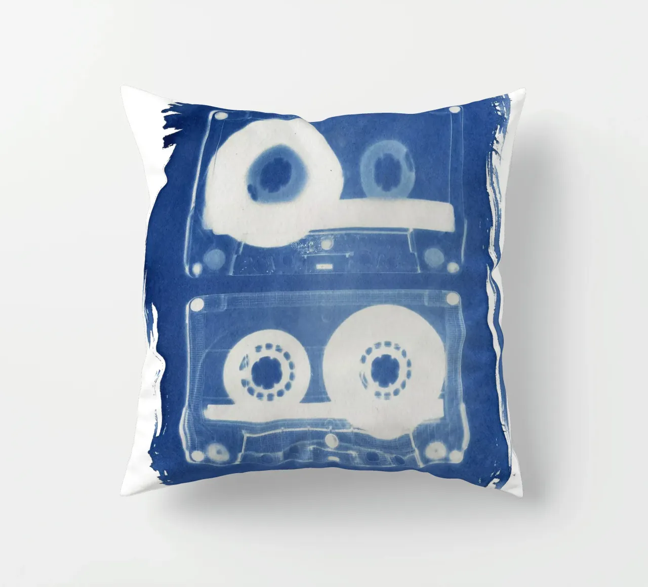 Retro Cassette Tapes cuscino da Kim Hubball Studio