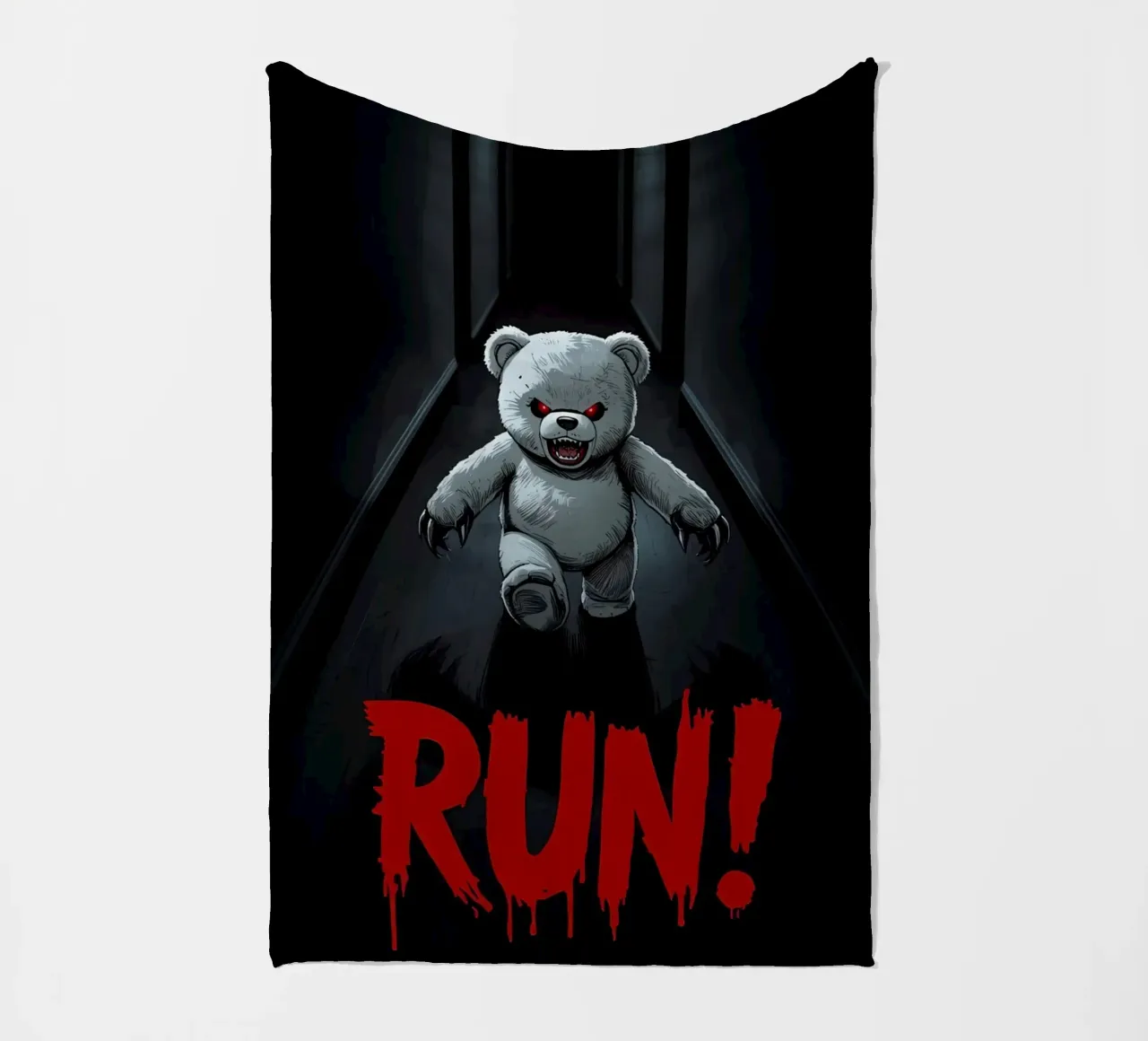 Orsacchiotto minaccioso in un corridoio buio con testo RUN coperta in pile da DesignDoodle