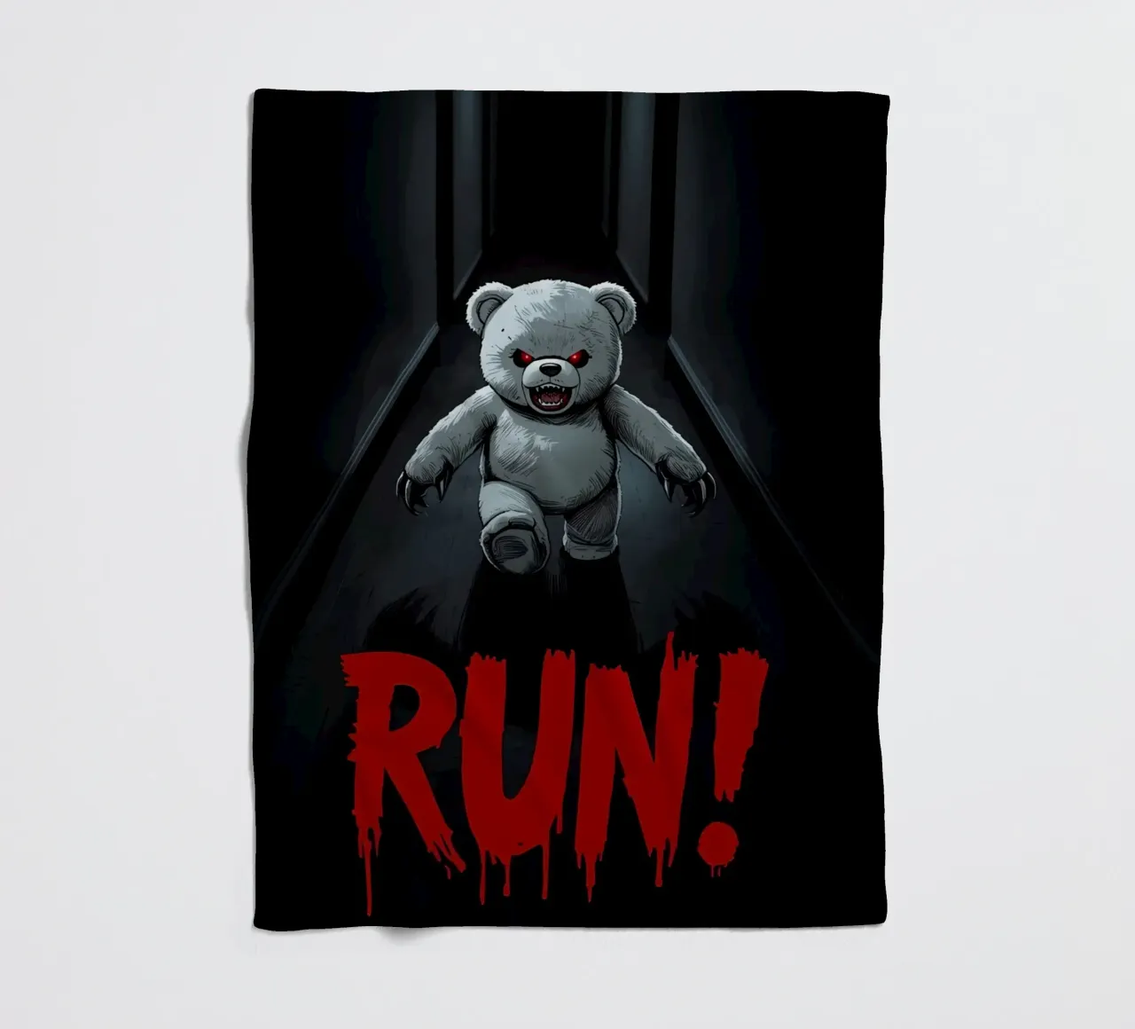 Orsacchiotto minaccioso in un corridoio buio con testo RUN coperta in pile da DesignDoodle