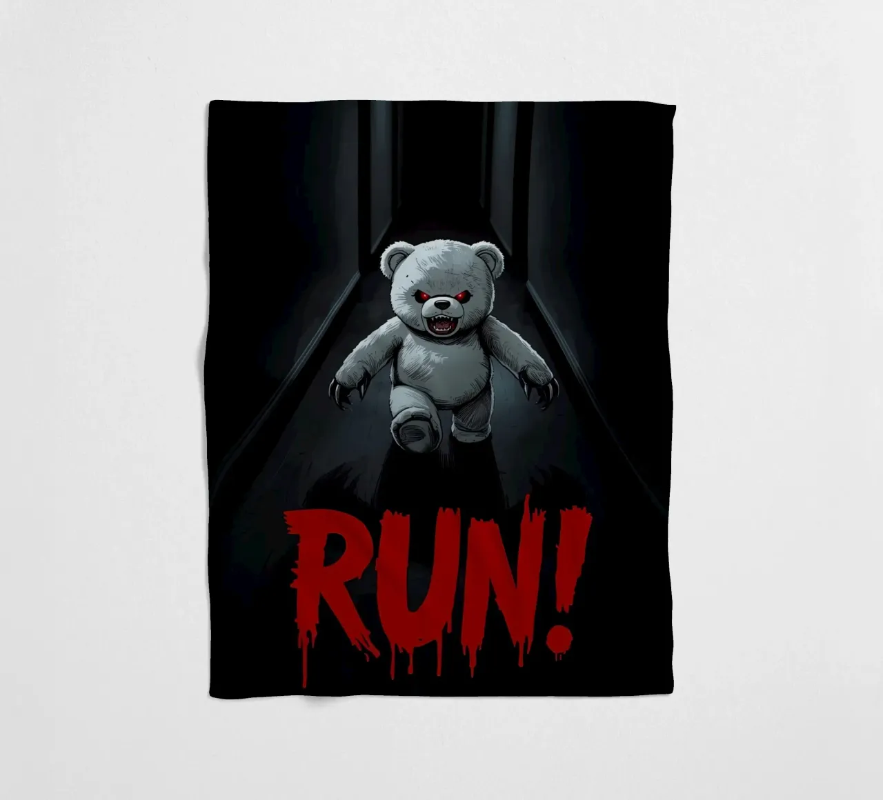 Orsacchiotto minaccioso in un corridoio buio con testo RUN coperta in pile da DesignDoodle