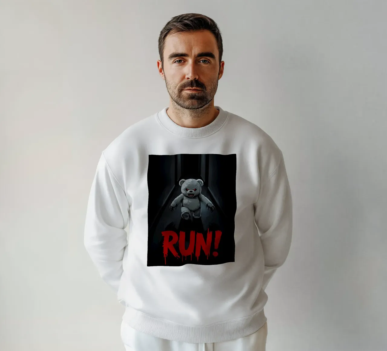 Ourson menaçant dans un couloir sombre avec texte RUN sweat de DesignDoodle