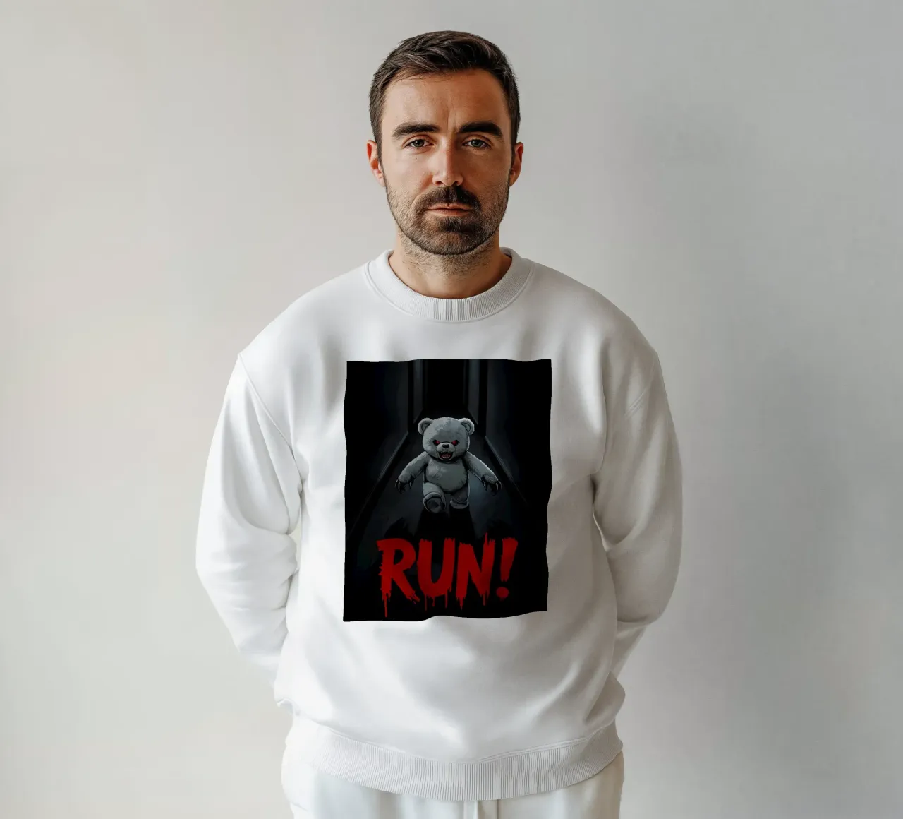 Orsacchiotto minaccioso in un corridoio buio con testo RUN felpa da DesignDoodle
