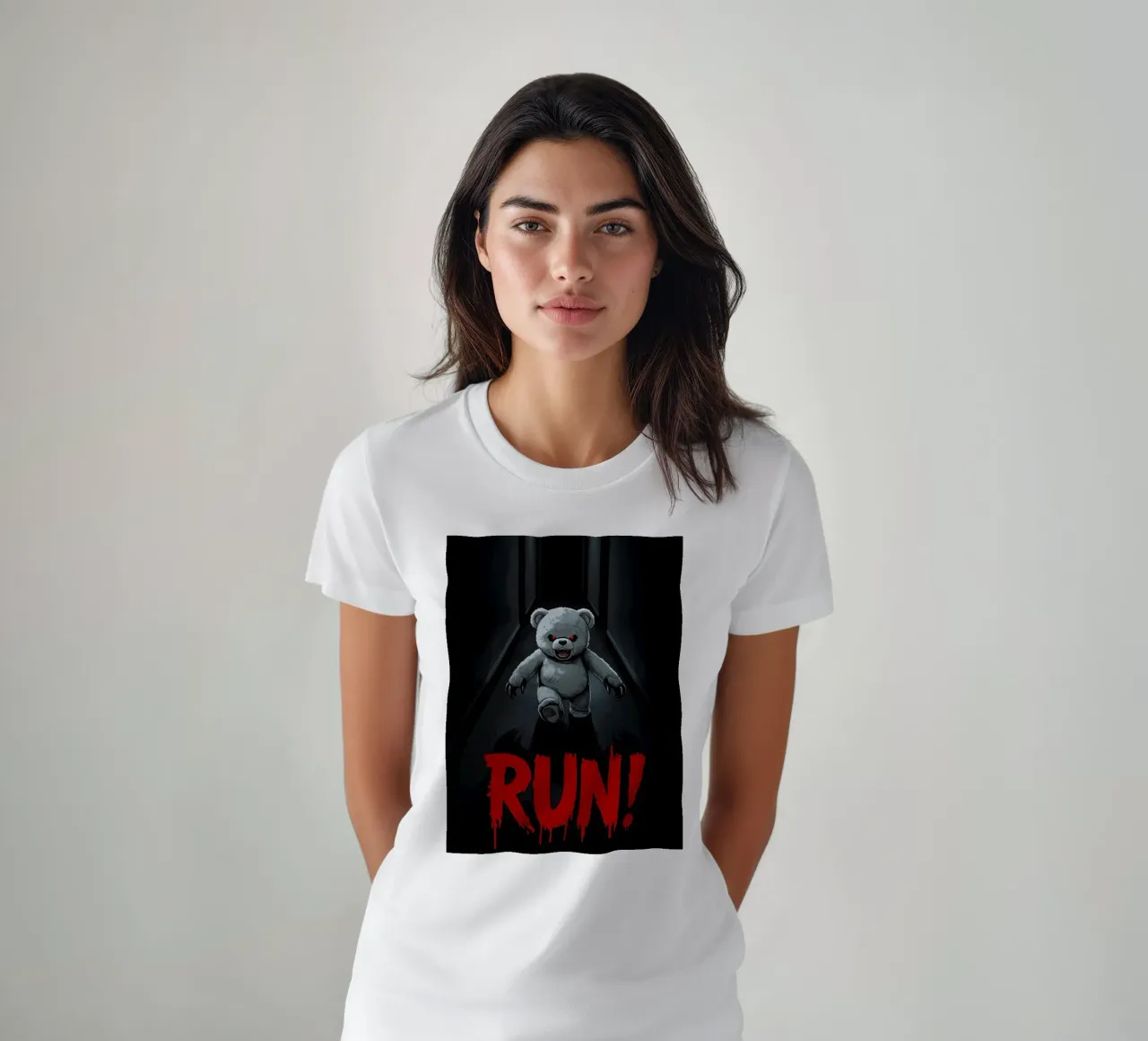 Orsacchiotto minaccioso in un corridoio buio con testo RUN t-shirt da DesignDoodle