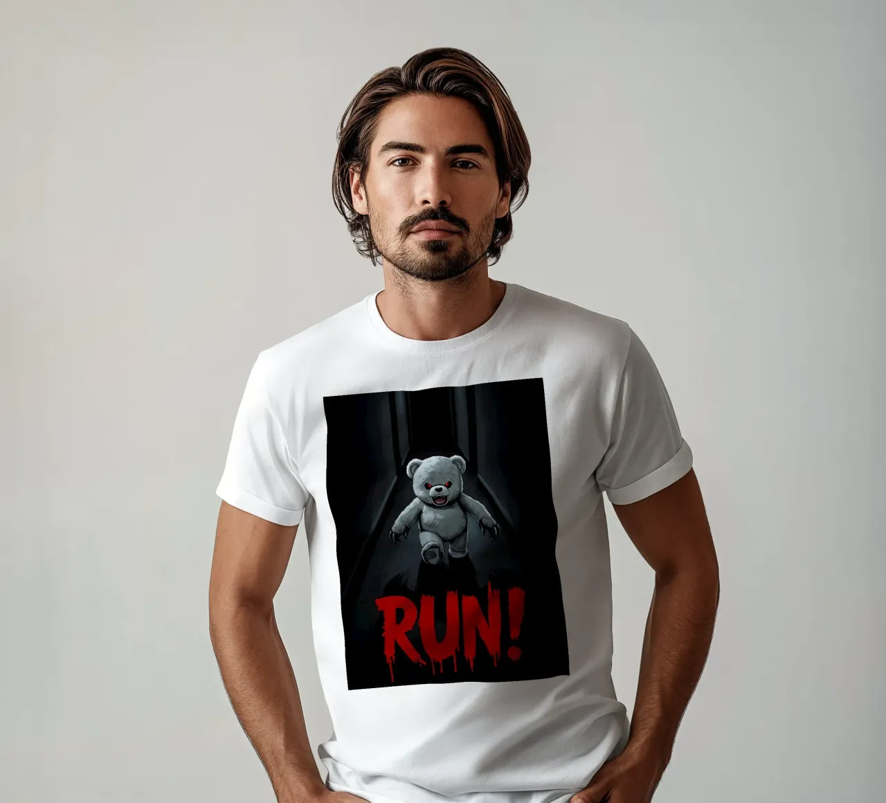 Orsacchiotto minaccioso in un corridoio buio con testo RUN t-shirt da DesignDoodle