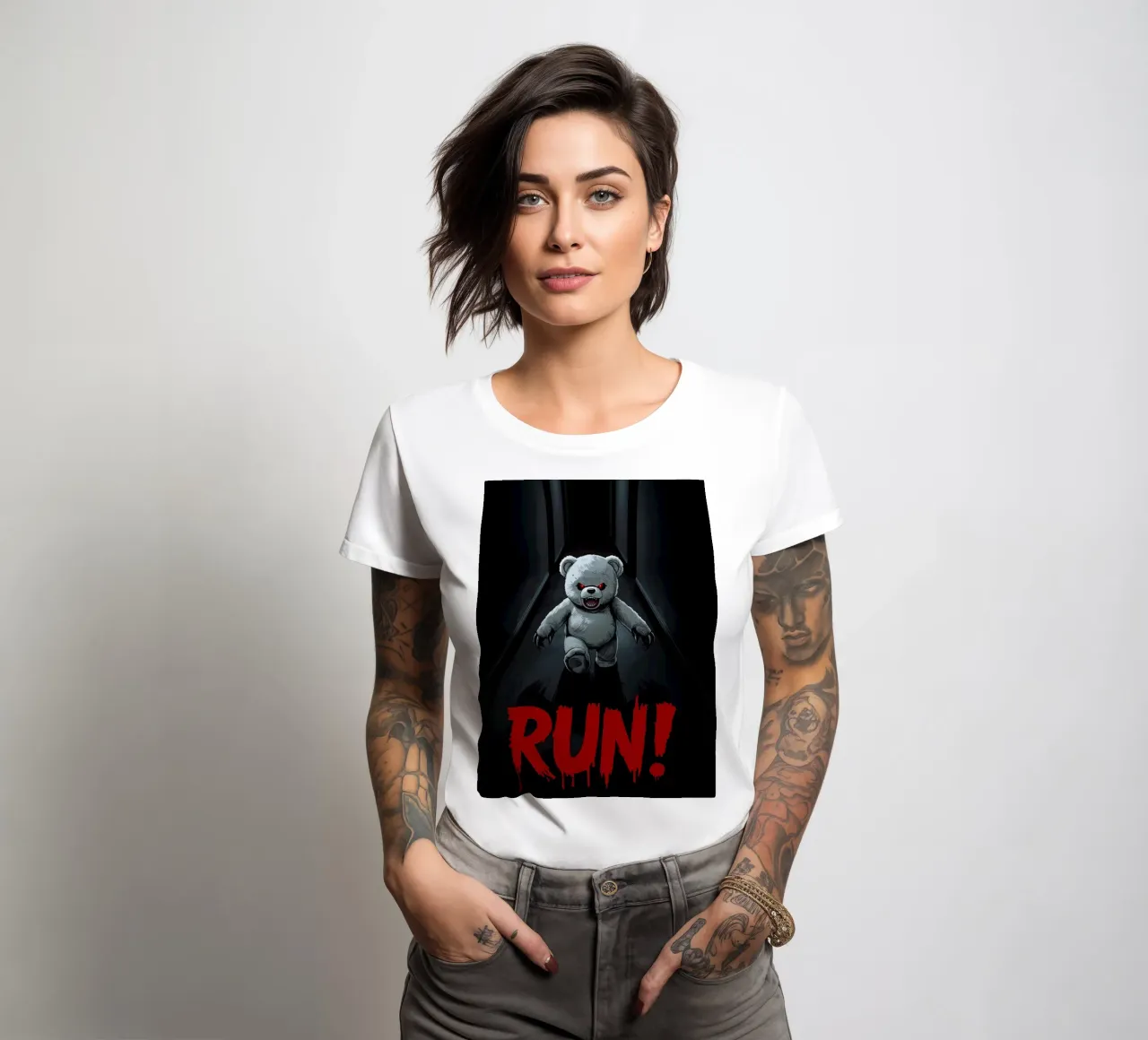 Orsacchiotto minaccioso in un corridoio buio con testo RUN t-shirt da donna da DesignDoodle