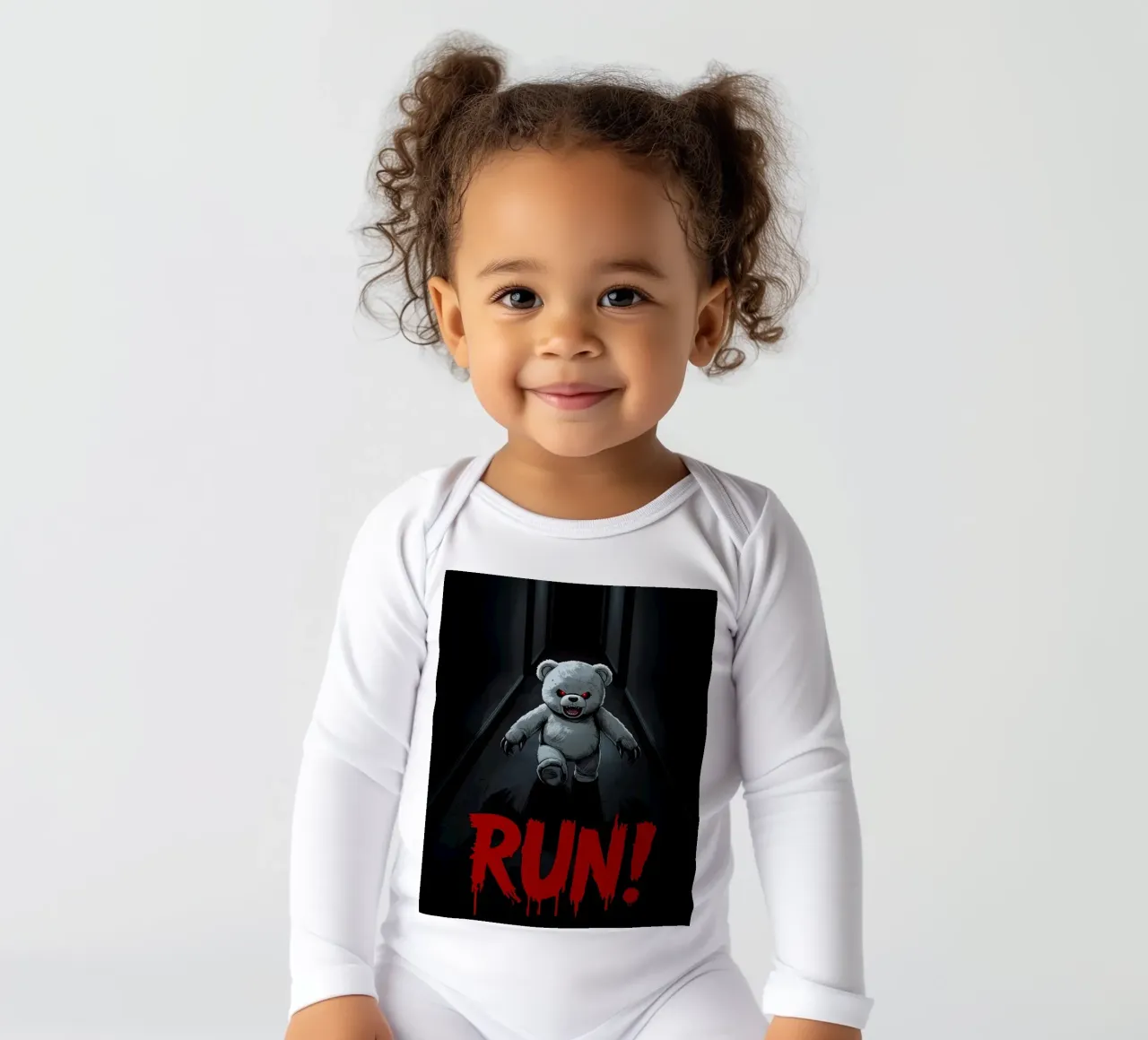Orsacchiotto minaccioso in un corridoio buio con testo RUN body neonato maniche lunghe da DesignDoodle