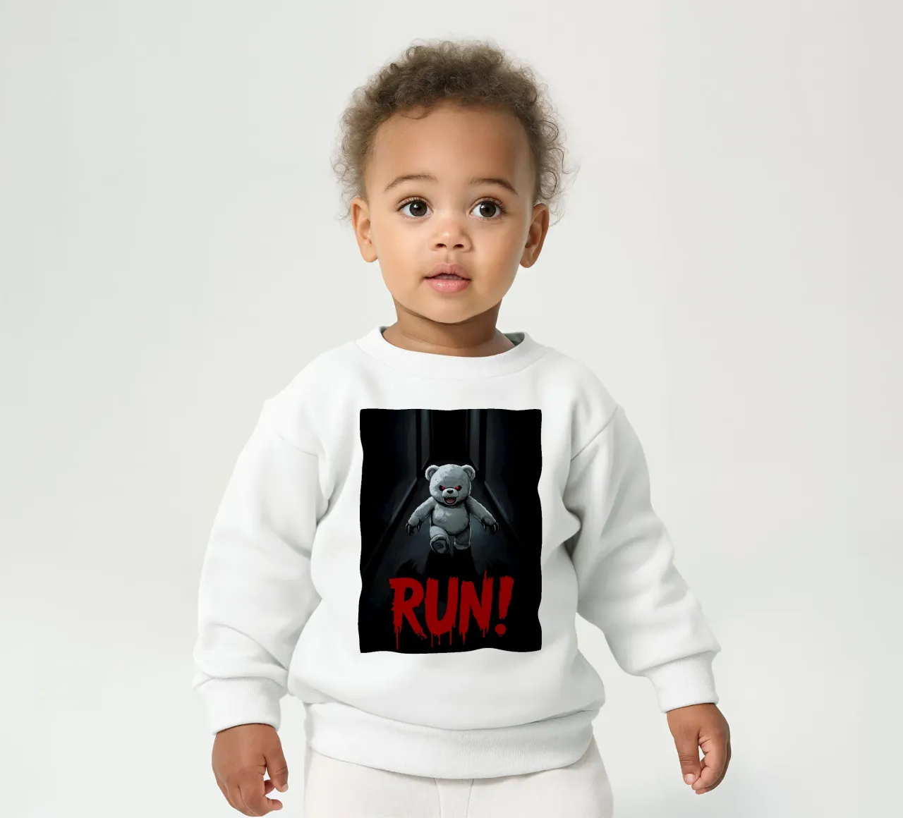 Orsacchiotto minaccioso in un corridoio buio con testo RUN felpa neonato da DesignDoodle