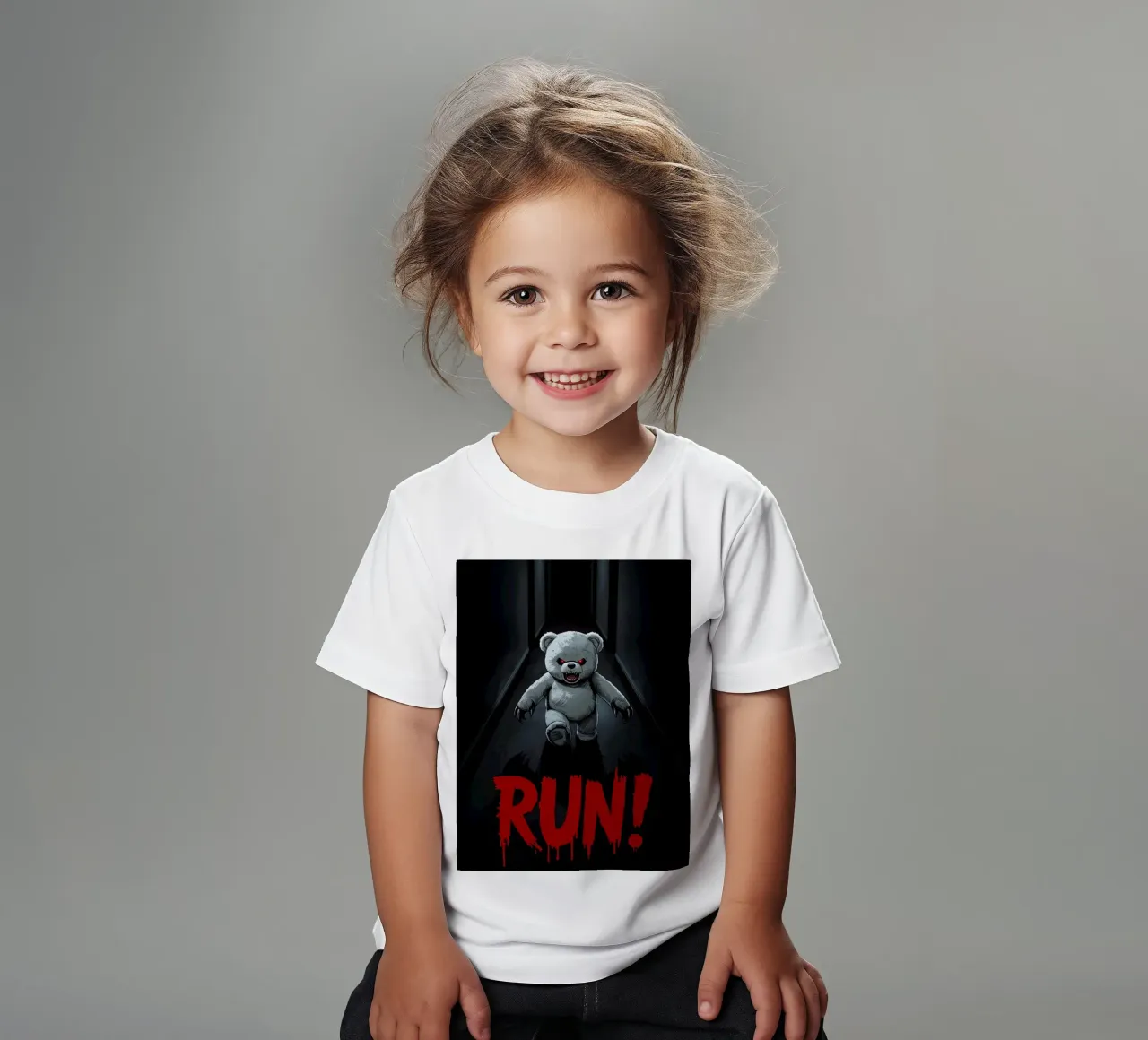 Orsacchiotto minaccioso in un corridoio buio con testo RUN t-shirt bambini da DesignDoodle