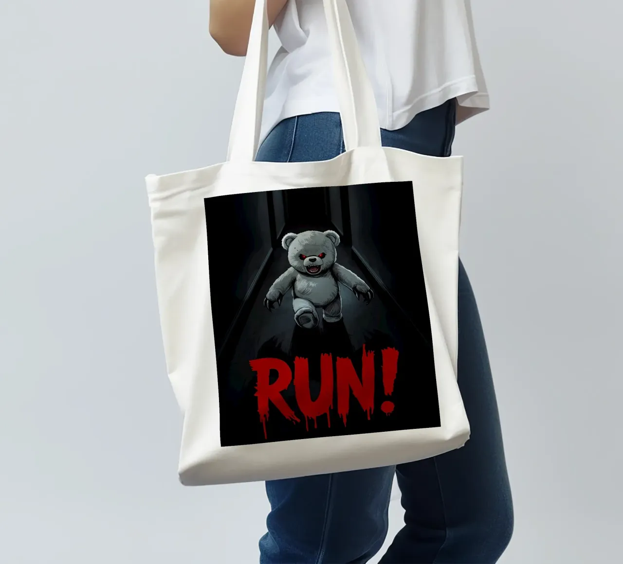 Orsacchiotto minaccioso in un corridoio buio con testo RUN borsa in juta da DesignDoodle