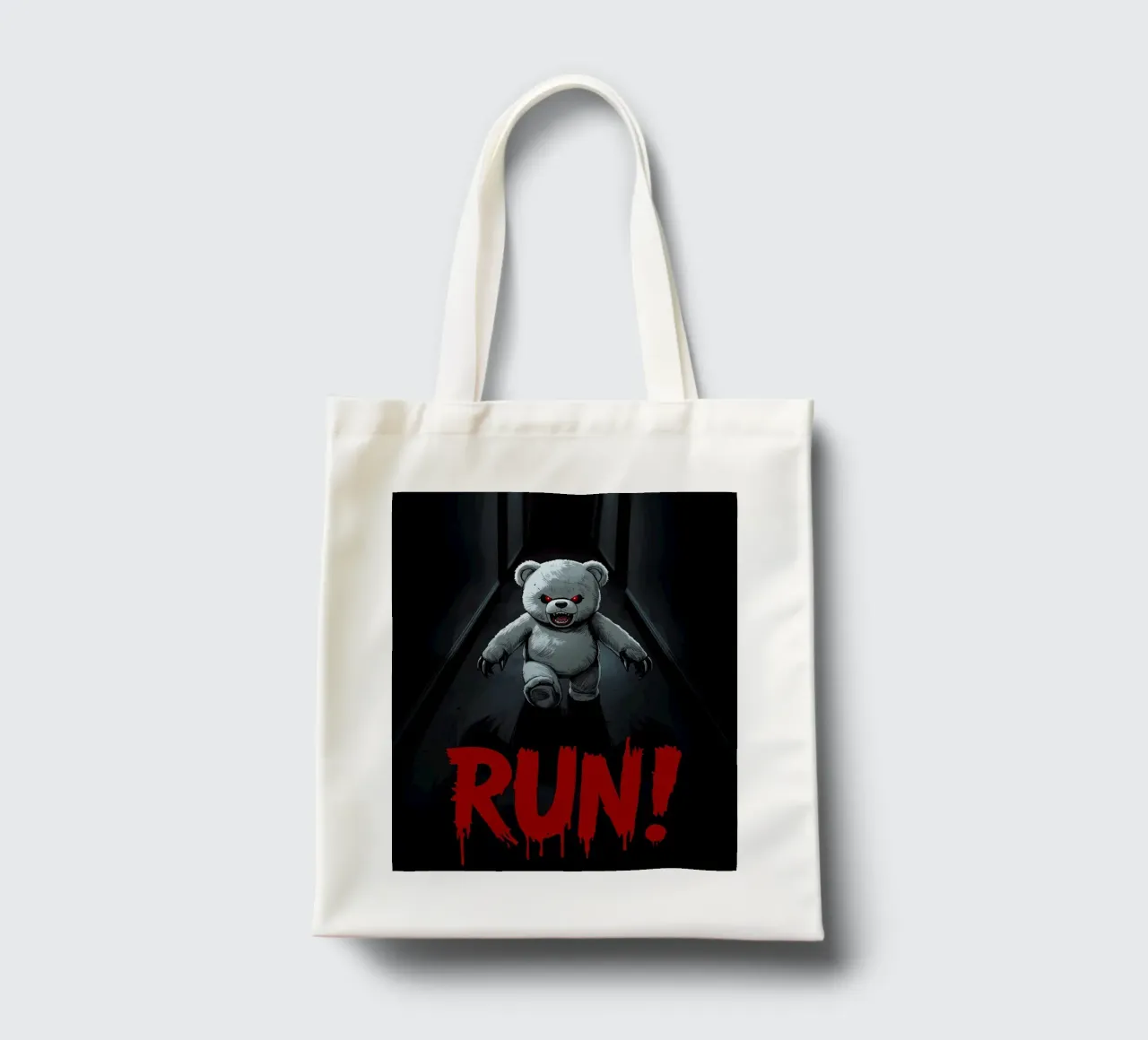 Orsacchiotto minaccioso in un corridoio buio con testo RUN borsa in juta da DesignDoodle