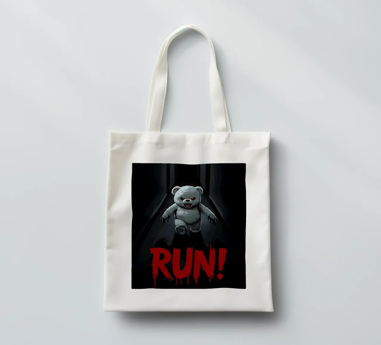 Orsacchiotto minaccioso in un corridoio buio con testo RUN borsa in juta da DesignDoodle