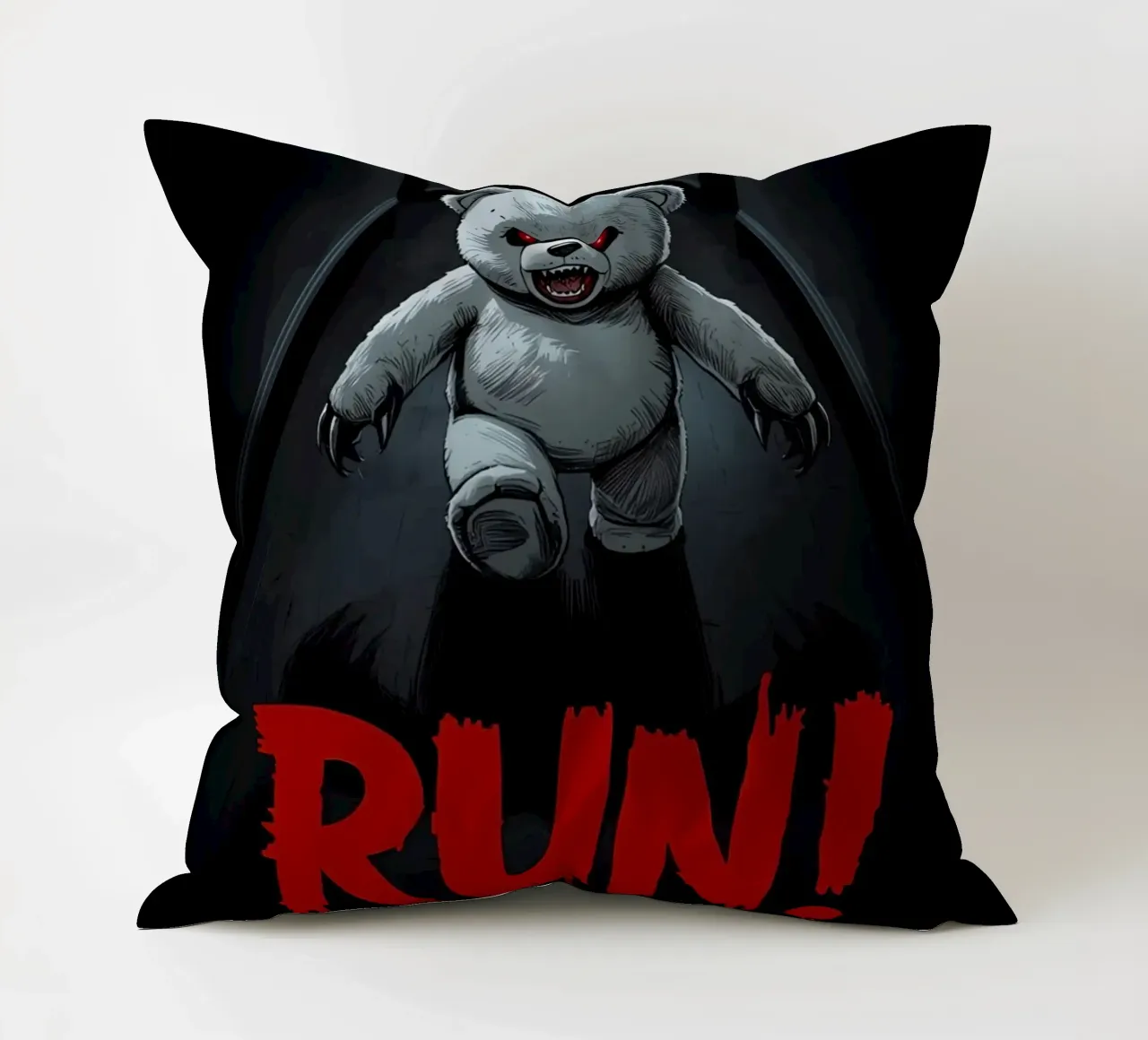 Orsacchiotto minaccioso in un corridoio buio con testo RUN cuscino da DesignDoodle