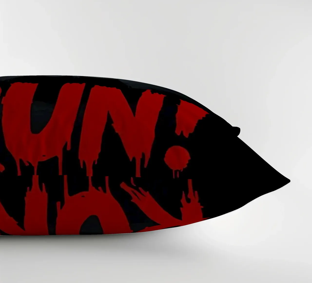 Orsacchiotto minaccioso in un corridoio buio con testo RUN cuscino da DesignDoodle