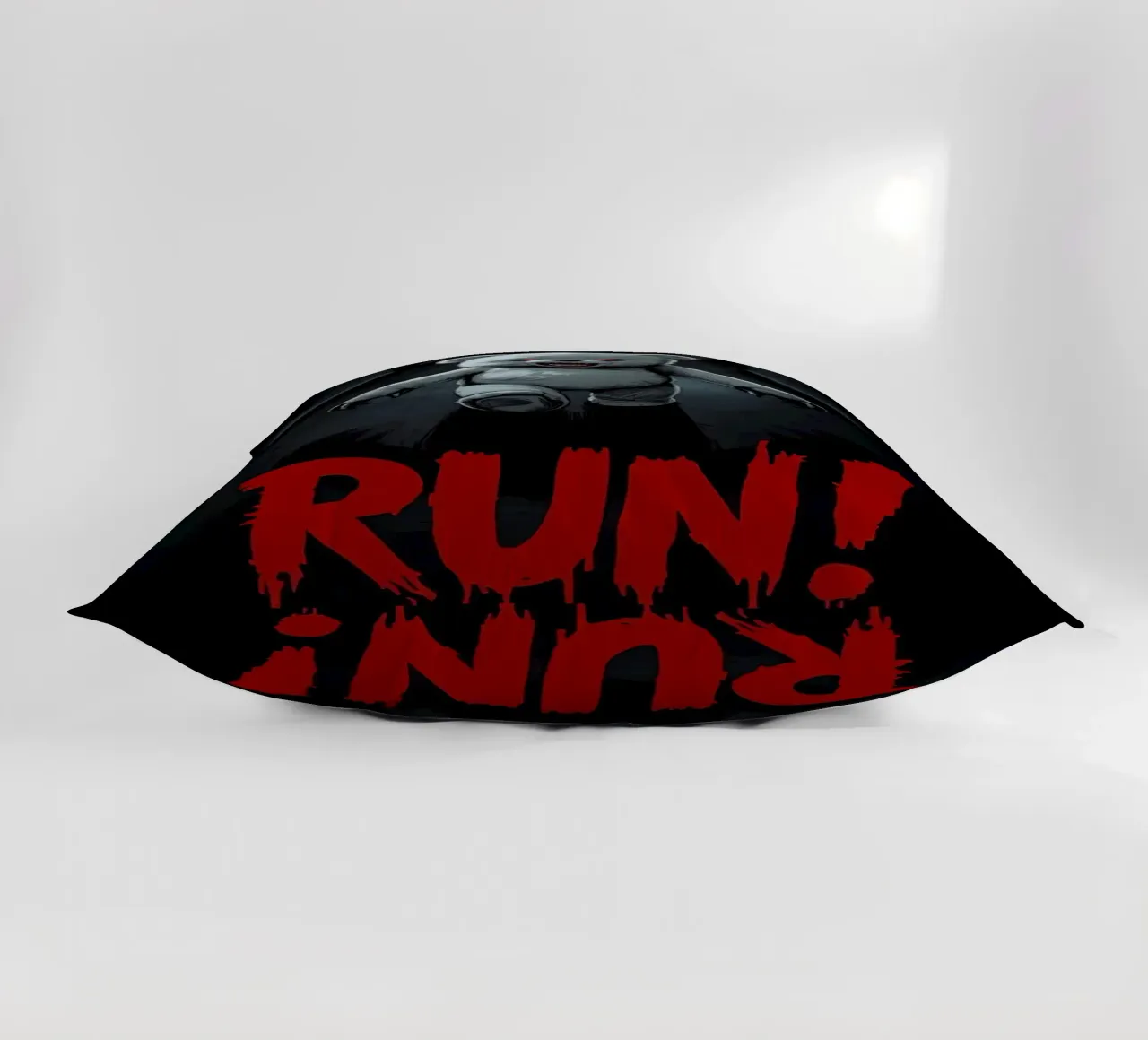 Orsacchiotto minaccioso in un corridoio buio con testo RUN cuscino da DesignDoodle