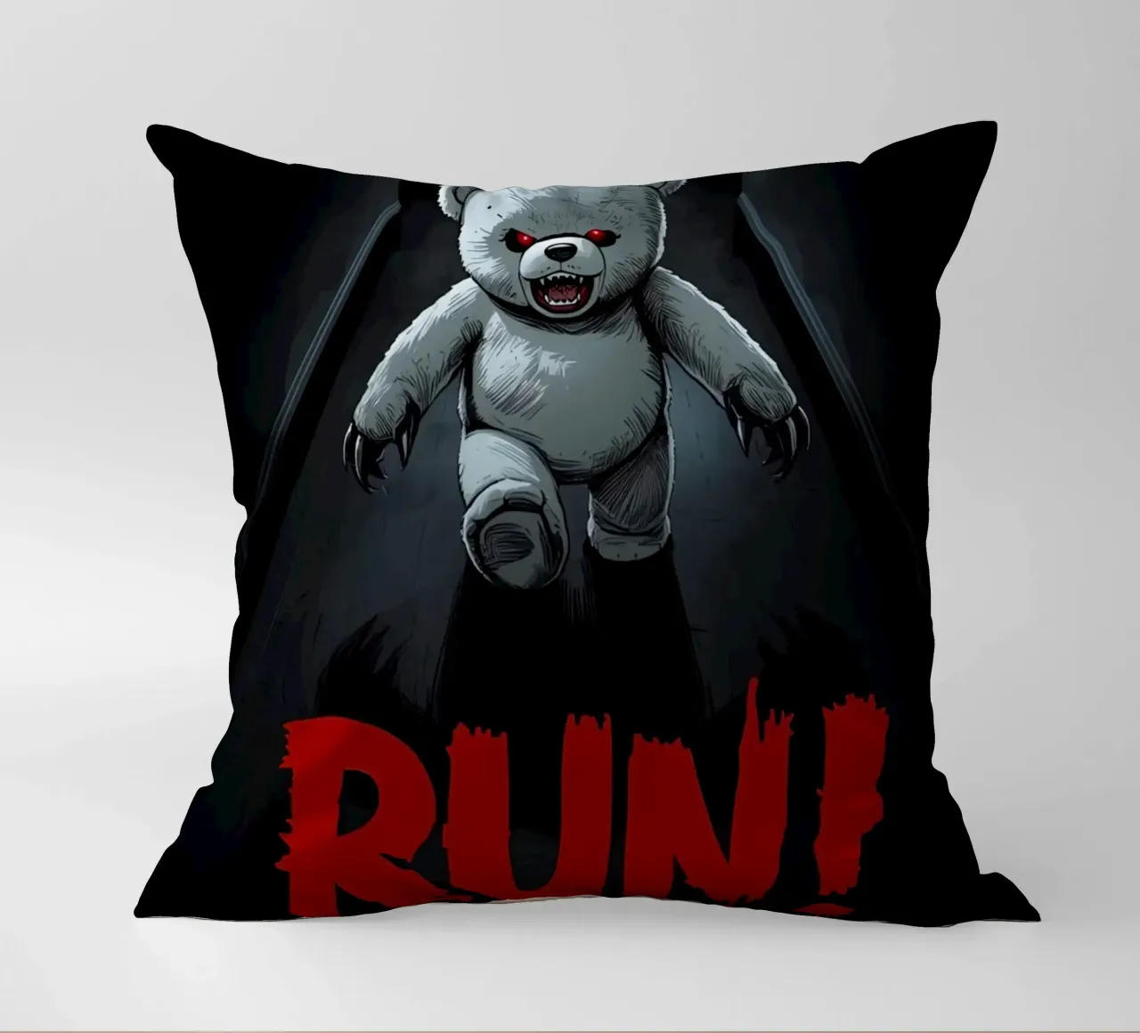 Orsacchiotto minaccioso in un corridoio buio con testo RUN cuscino da DesignDoodle