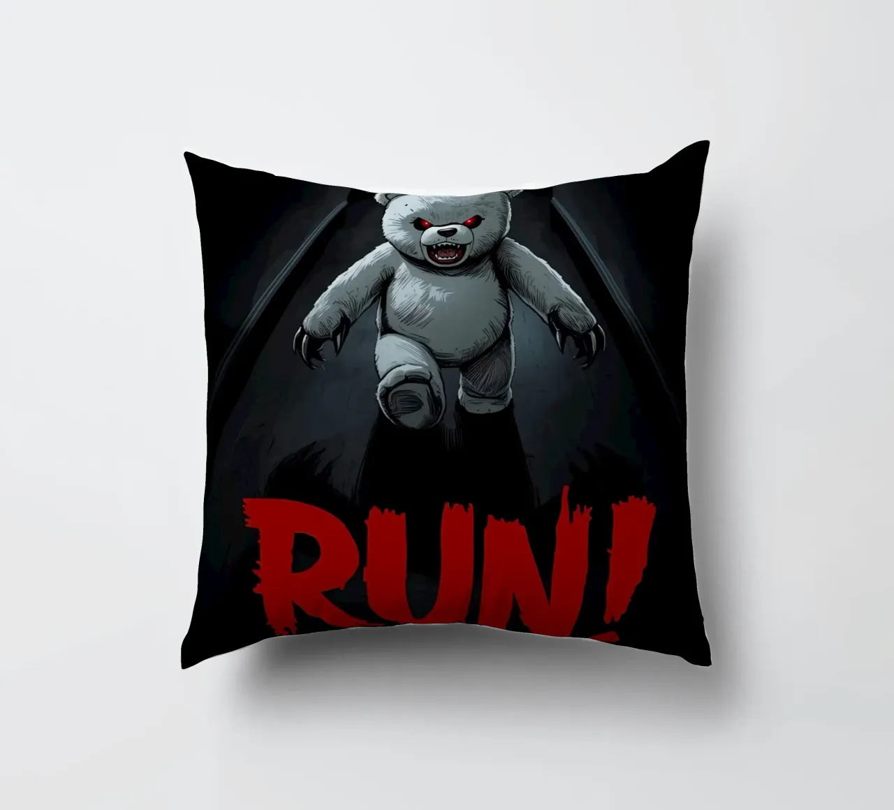 Orsacchiotto minaccioso in un corridoio buio con testo RUN cuscino da DesignDoodle