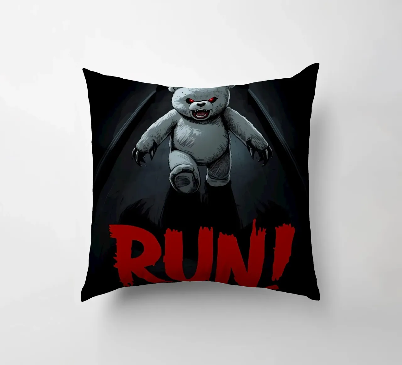 Orsacchiotto minaccioso in un corridoio buio con testo RUN cuscino da DesignDoodle
