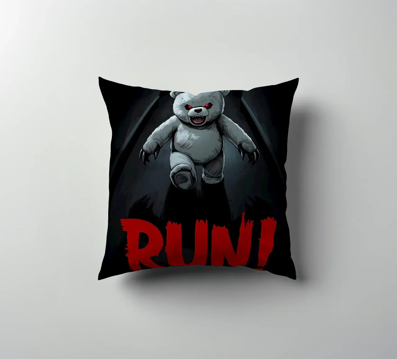 Orsacchiotto minaccioso in un corridoio buio con testo RUN cuscino da DesignDoodle