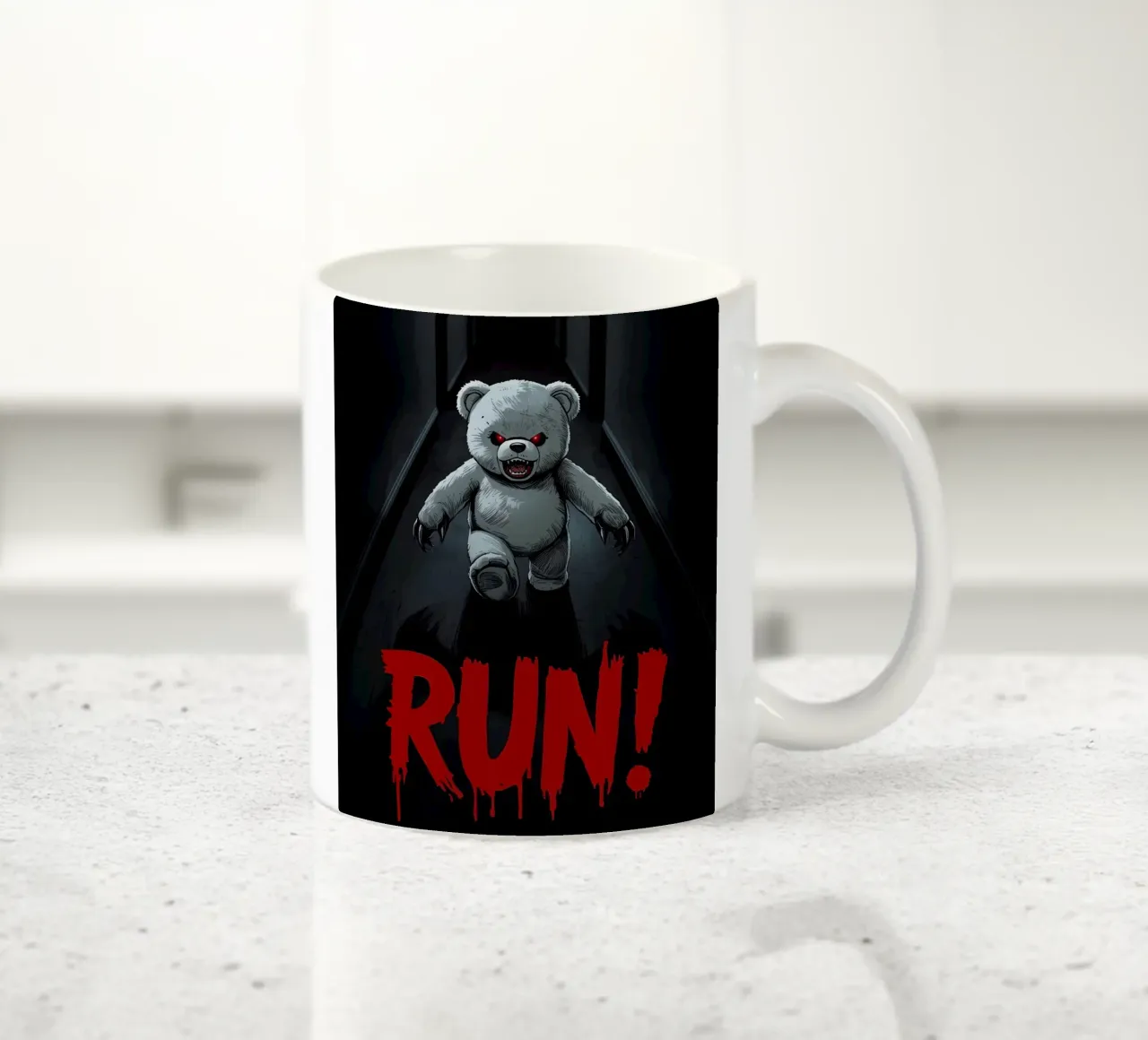 Orsacchiotto minaccioso in un corridoio buio con testo RUN tazza in ceramica da DesignDoodle