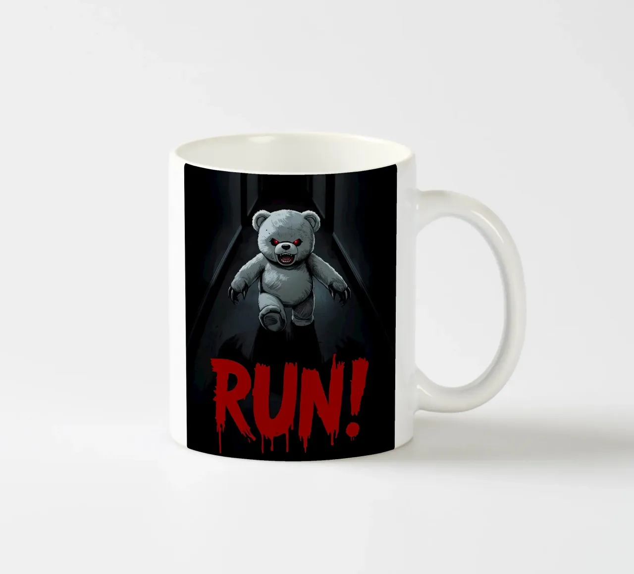 Orsacchiotto minaccioso in un corridoio buio con testo RUN tazza in ceramica da DesignDoodle