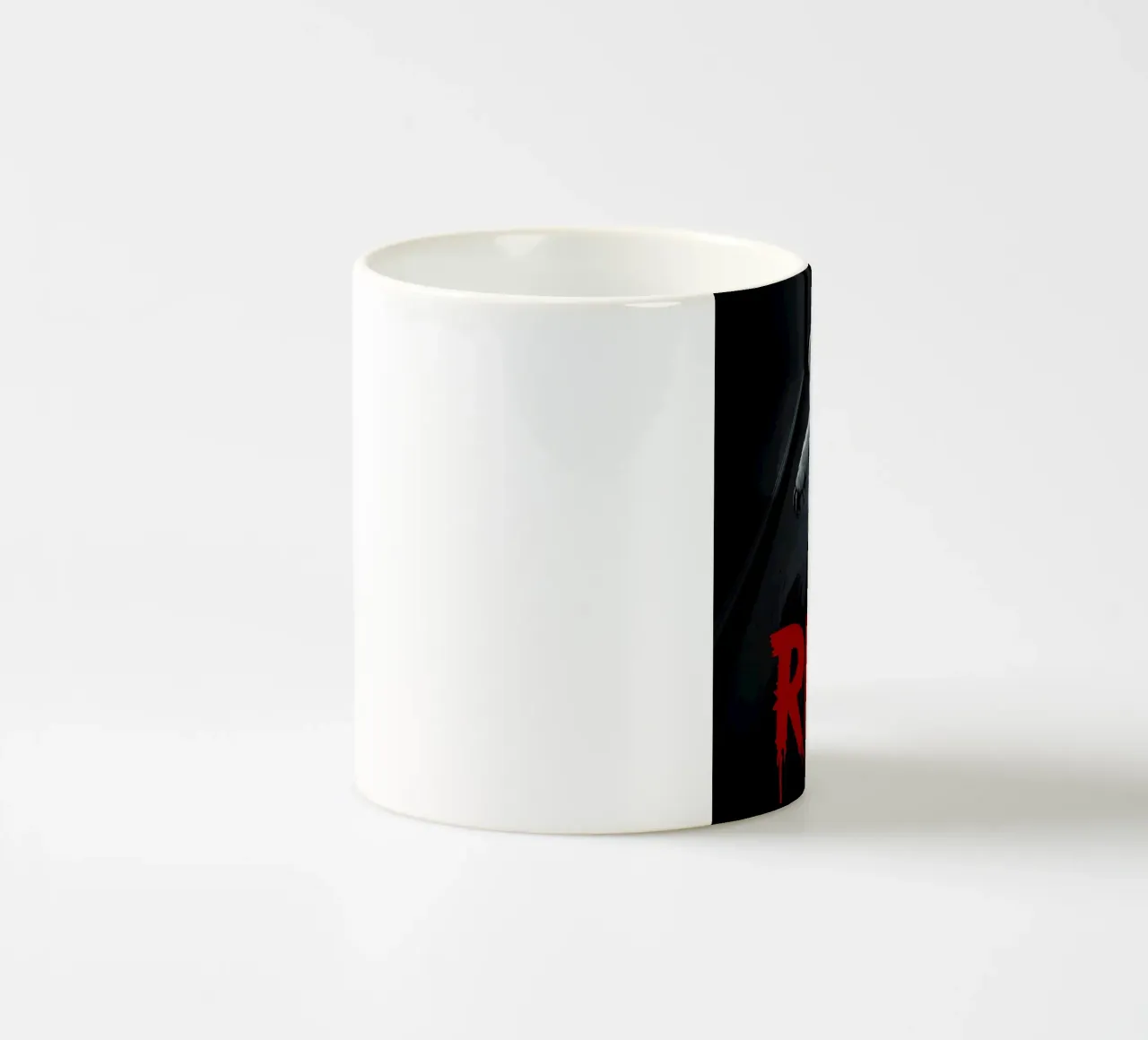 Orsacchiotto minaccioso in un corridoio buio con testo RUN tazza in ceramica da DesignDoodle