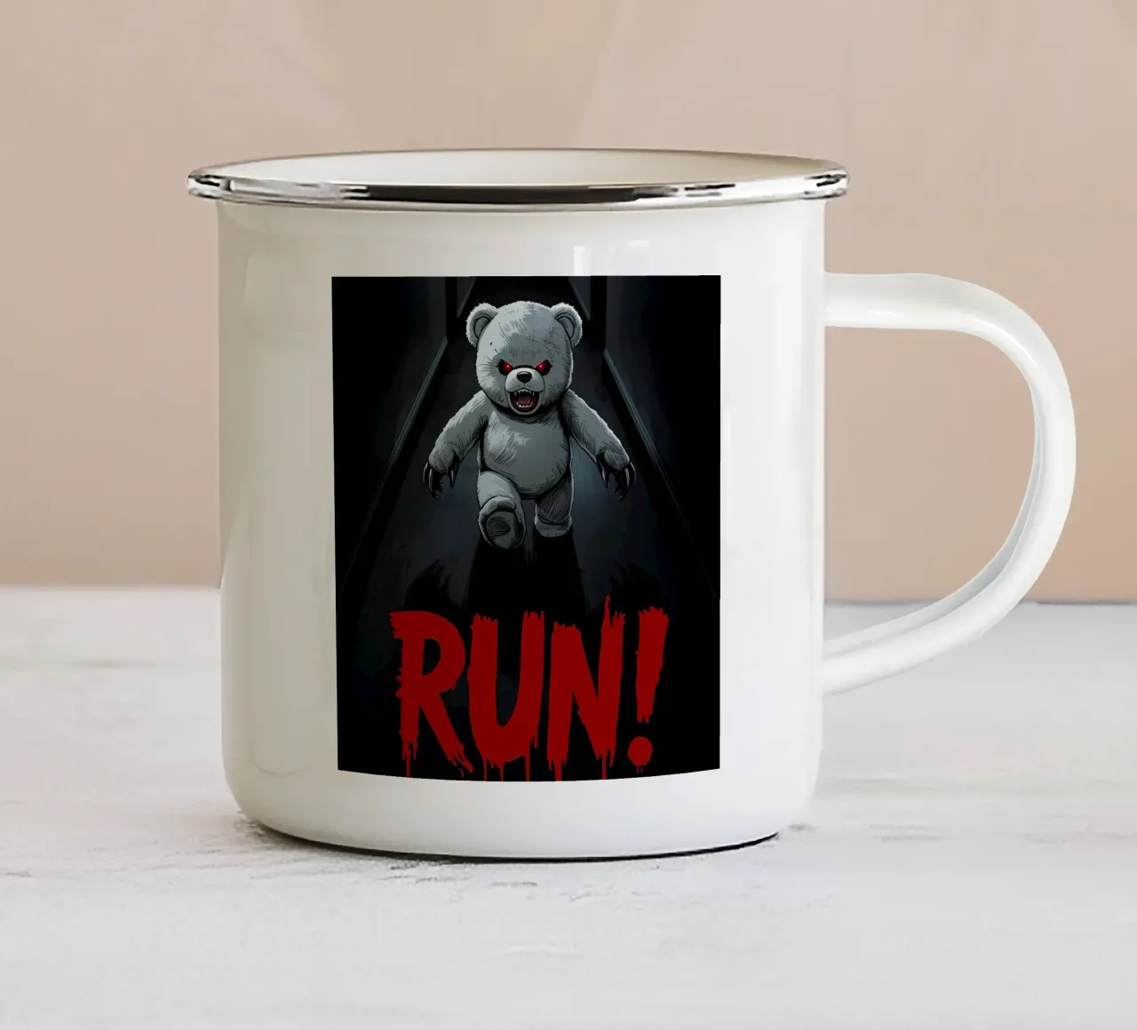 Dreigende teddybeer in donkere gang met RUN tekst emaille mok van DesignDoodle