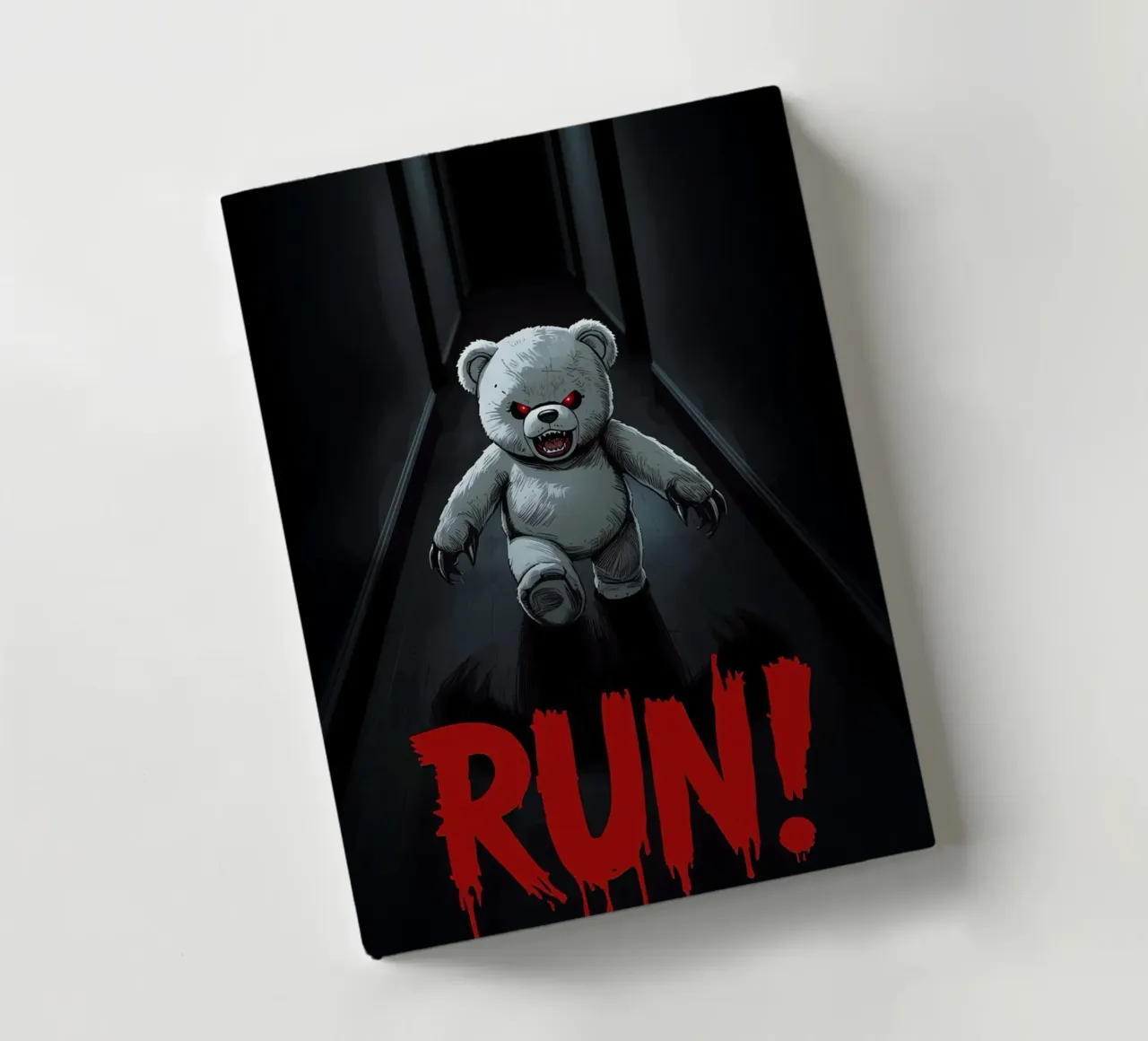 Ourson menaçant dans un couloir sombre avec texte RUN carnet de notes de DesignDoodle