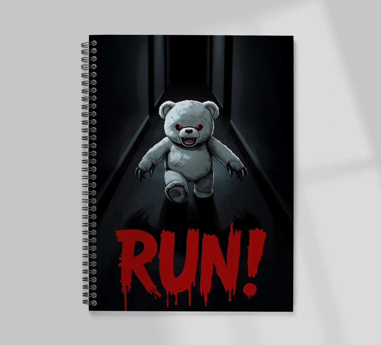 Orsacchiotto minaccioso in un corridoio buio con testo RUN diario ad anelli da DesignDoodle