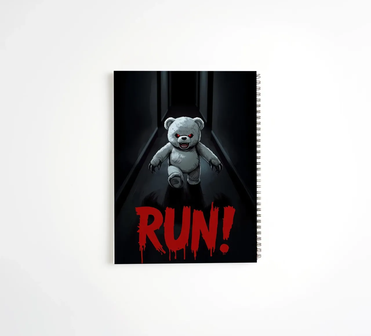 Orsacchiotto minaccioso in un corridoio buio con testo RUN diario ad anelli da DesignDoodle
