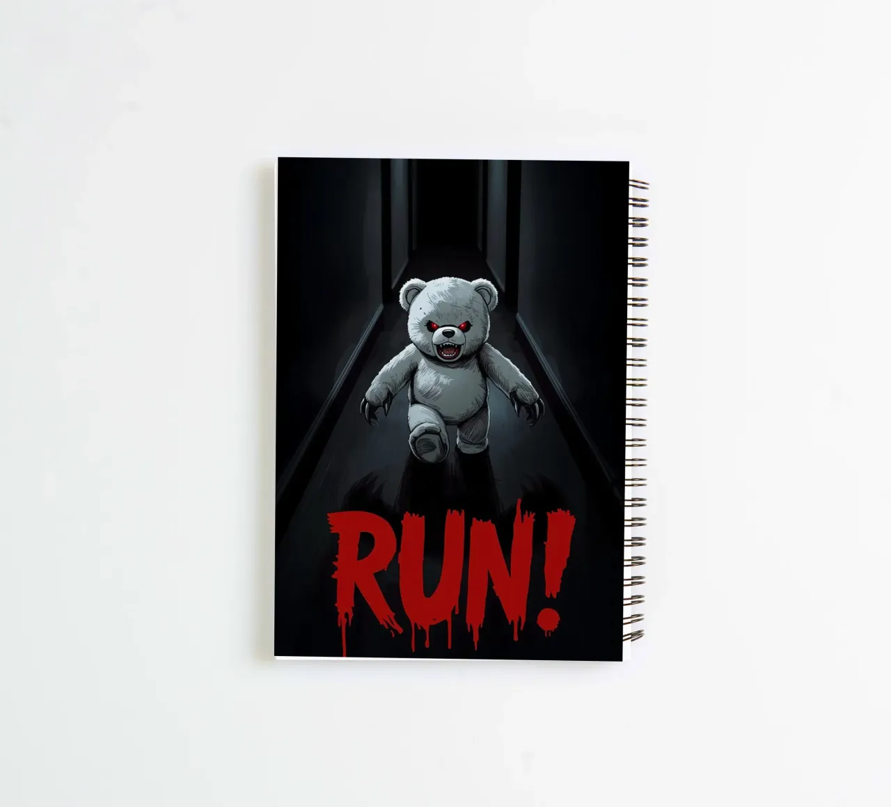 Orsacchiotto minaccioso in un corridoio buio con testo RUN diario ad anelli da DesignDoodle