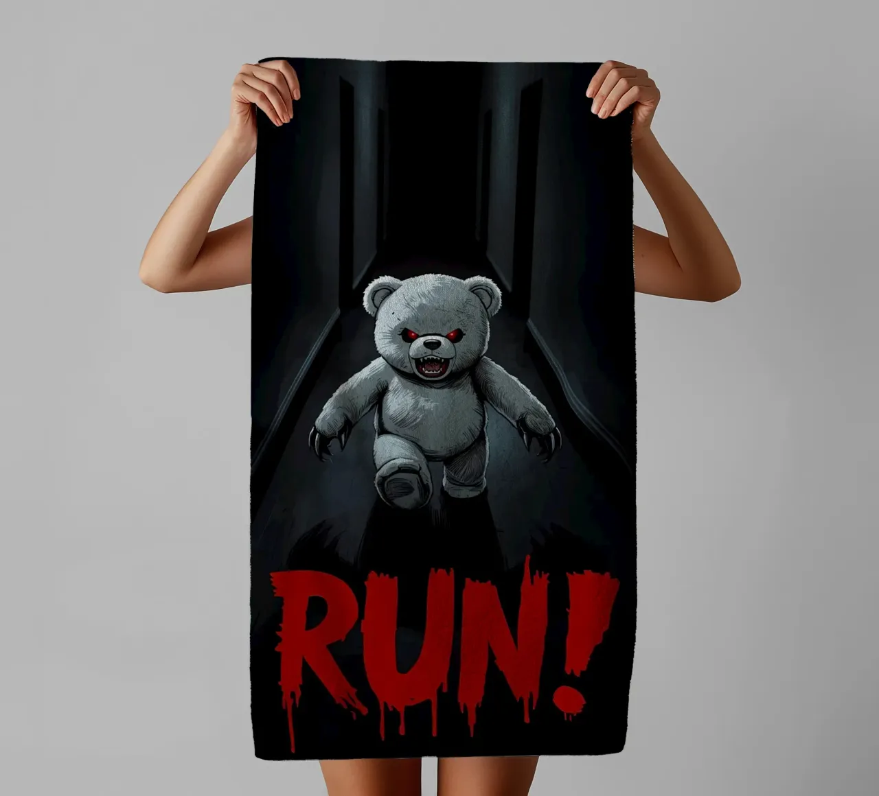 Ourson menaçant dans un couloir sombre avec texte RUN serviette de bain de DesignDoodle