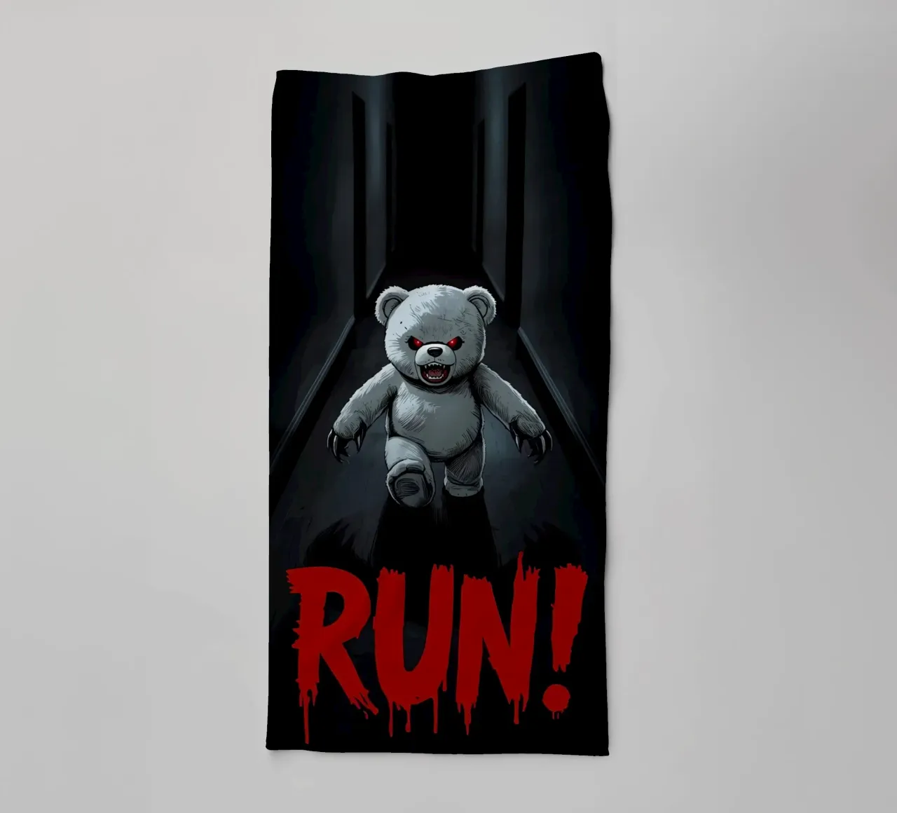 Ourson menaçant dans un couloir sombre avec texte RUN serviette de bain de DesignDoodle