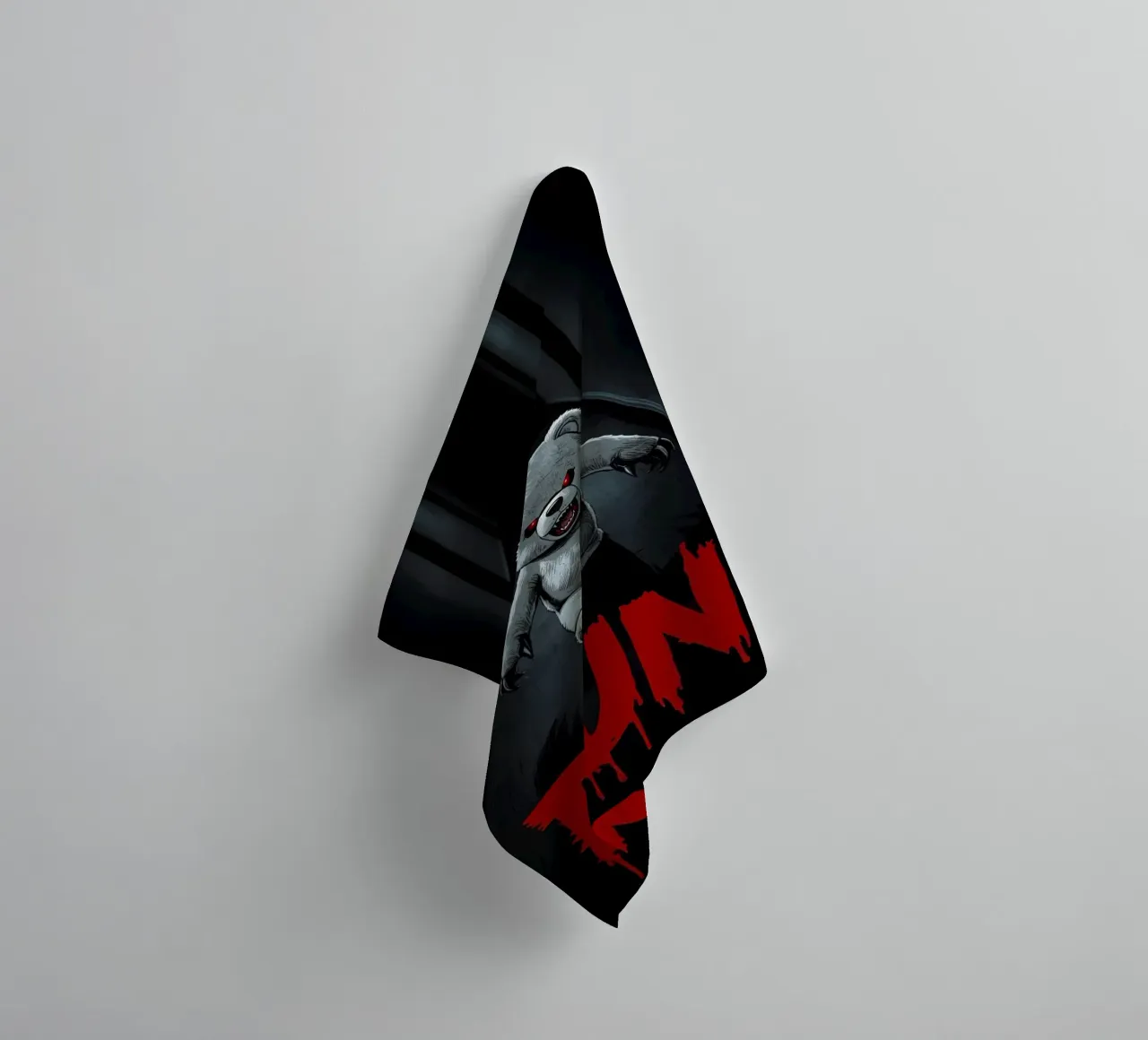 Ourson menaçant dans un couloir sombre avec texte RUN serviette de bain de DesignDoodle