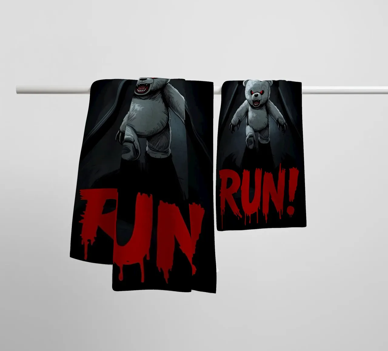 Ourson menaçant dans un couloir sombre avec texte RUN serviette de bain de DesignDoodle