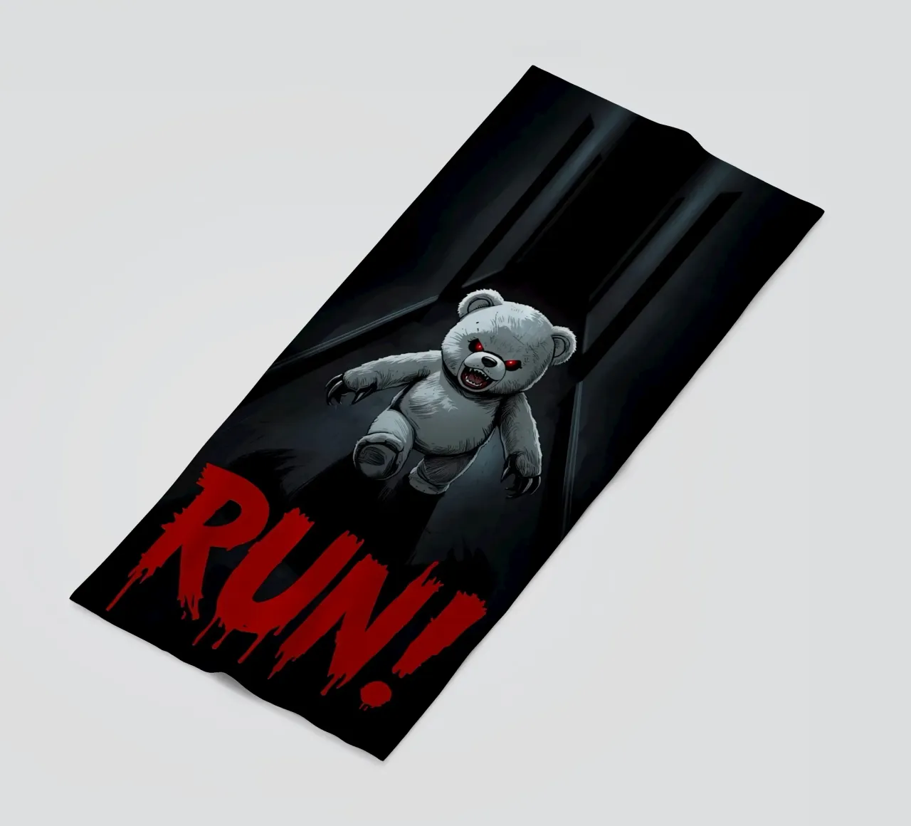 Orsacchiotto minaccioso in un corridoio buio con testo RUN telo mare da DesignDoodle