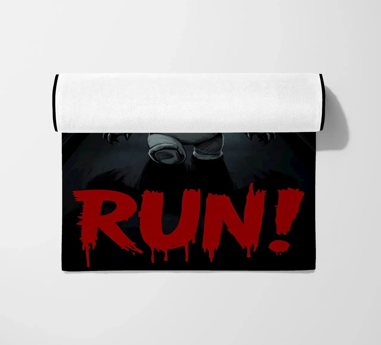 Orsacchiotto minaccioso in un corridoio buio con testo RUN telo mare da DesignDoodle