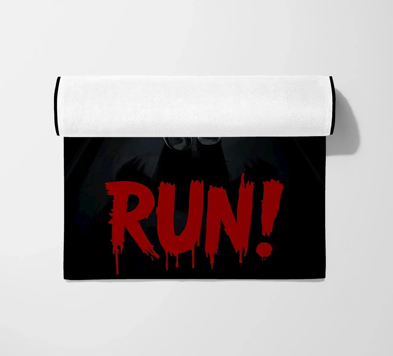 Orsacchiotto minaccioso in un corridoio buio con testo RUN telo mare da DesignDoodle