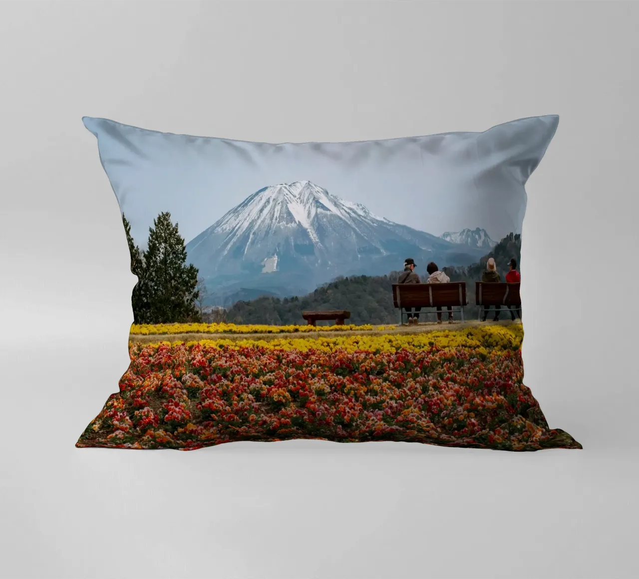 Monte Daisen con campi di fiori, Giappone cuscino da Marcel Bisig
