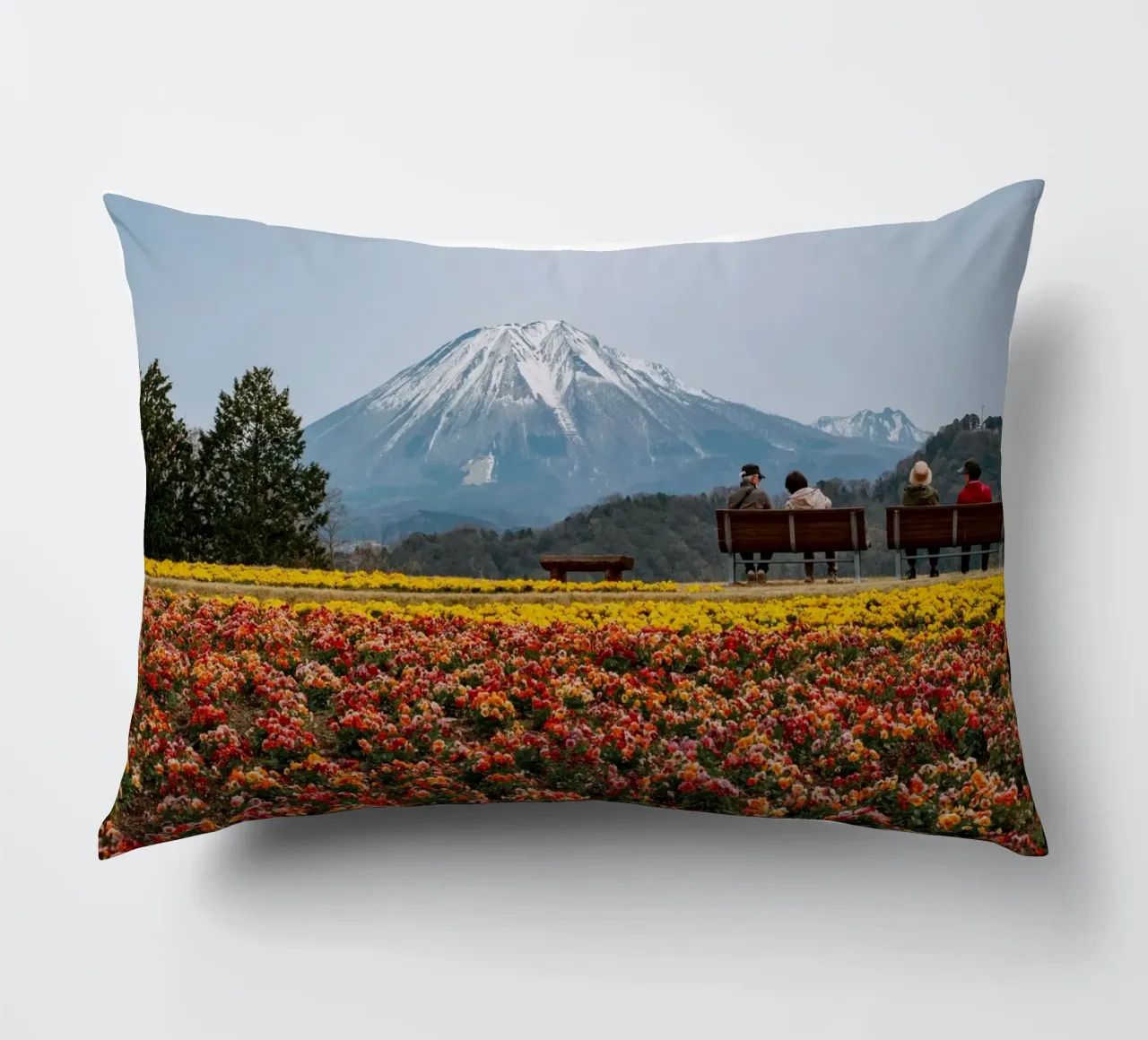 Monte Daisen con campi di fiori, Giappone cuscino da Marcel Bisig