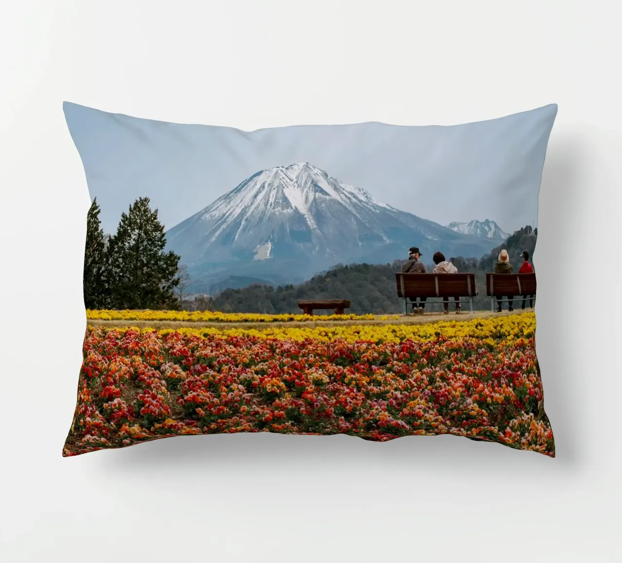 Monte Daisen con campi di fiori, Giappone cuscino da Marcel Bisig
