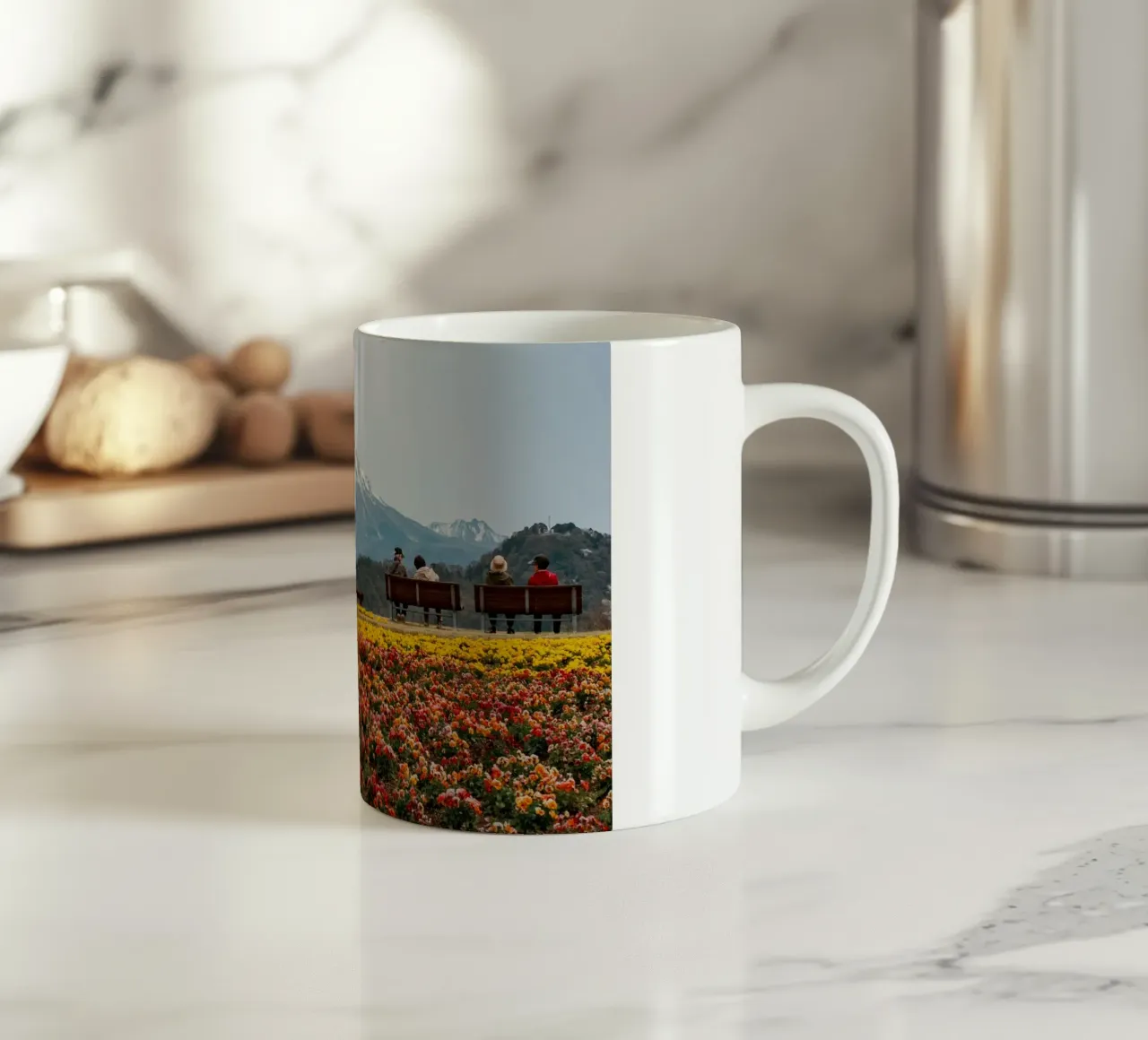 Monte Daisen con campi di fiori, Giappone tazza in ceramica da Marcel Bisig