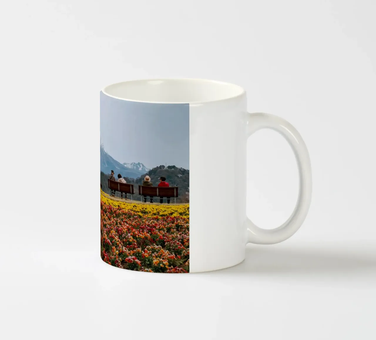 Monte Daisen con campi di fiori, Giappone tazza in ceramica da Marcel Bisig