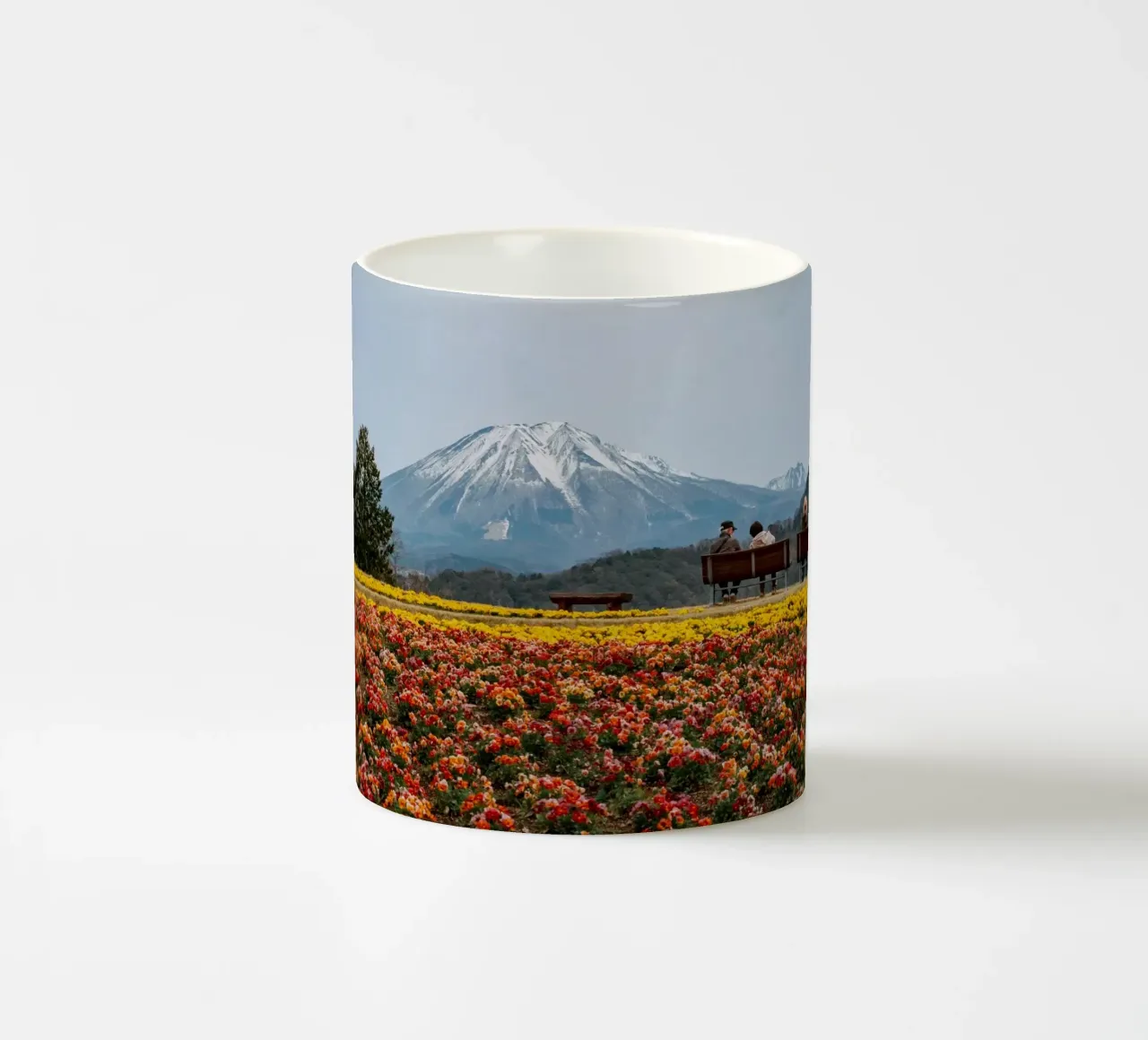 Monte Daisen con campi di fiori, Giappone tazza in ceramica da Marcel Bisig