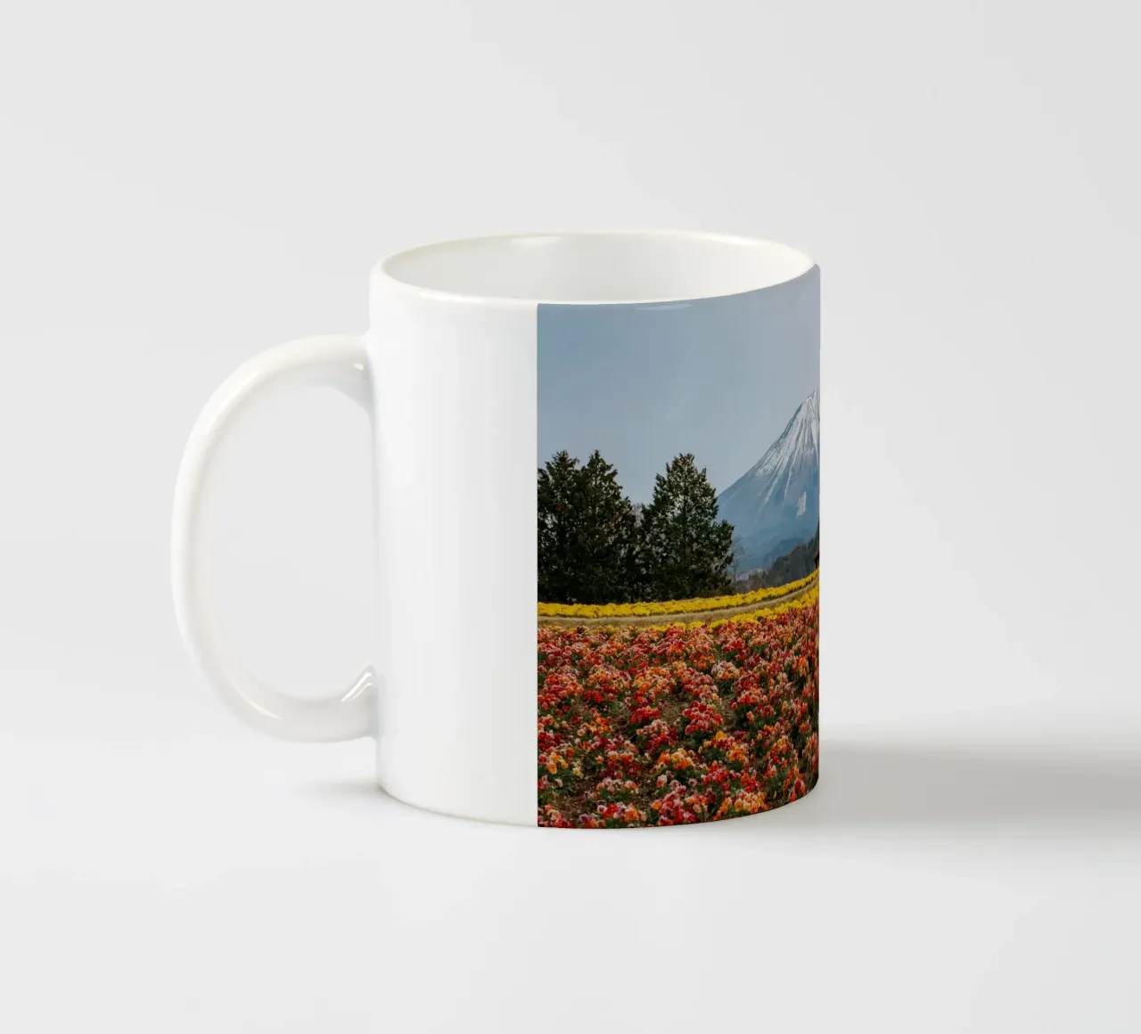 Monte Daisen con campi di fiori, Giappone tazza in ceramica da Marcel Bisig